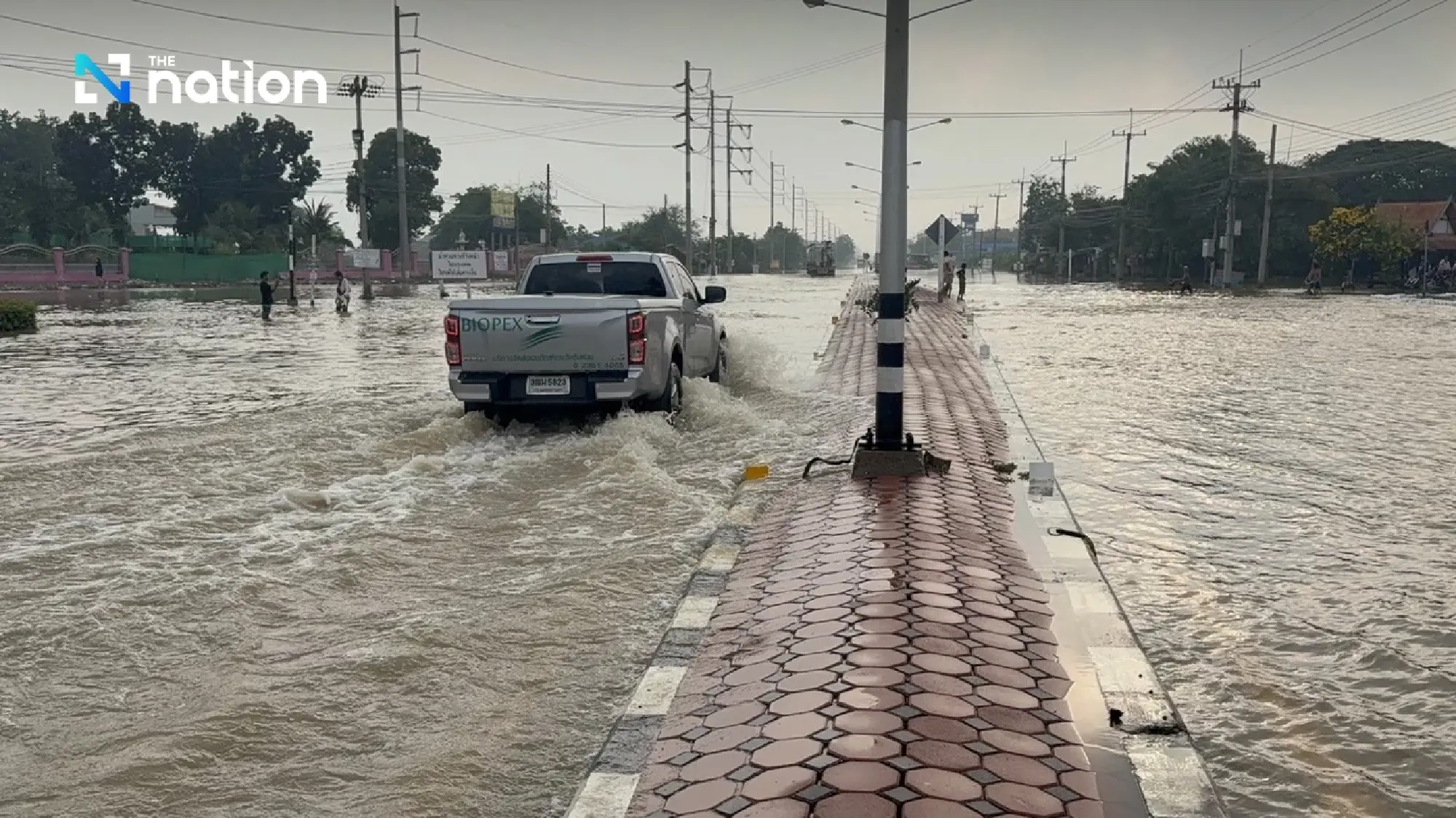 Pa Mok flooded again! Highway closed as Chao Phraya River overflows