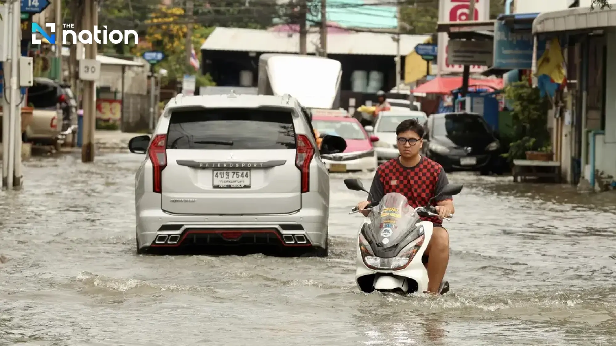 Main road in Don Mueang still flooded as connected canal remains swollen Monday afternoon