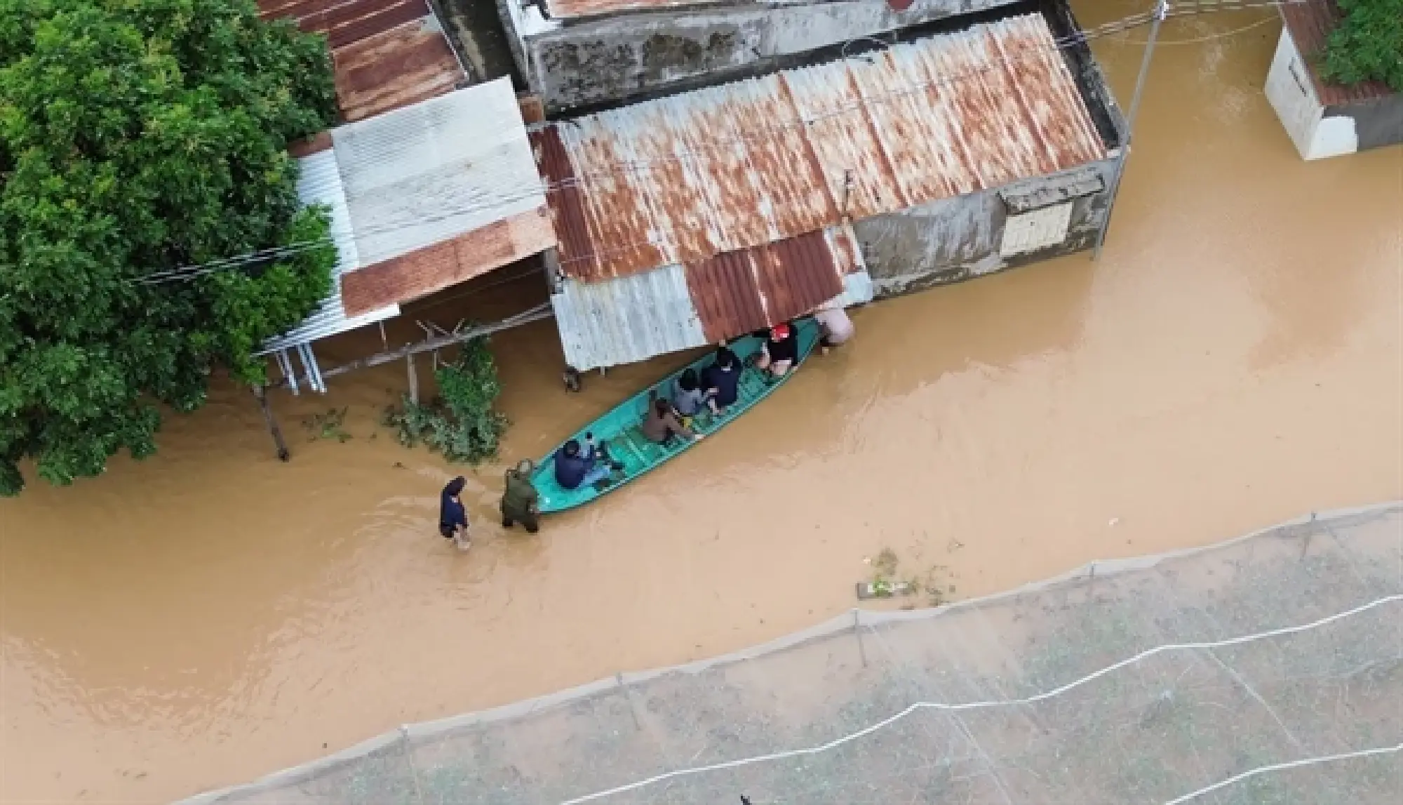 Vietnam floods leave 102 dead or missing, hundreds of thousands of homes inundated