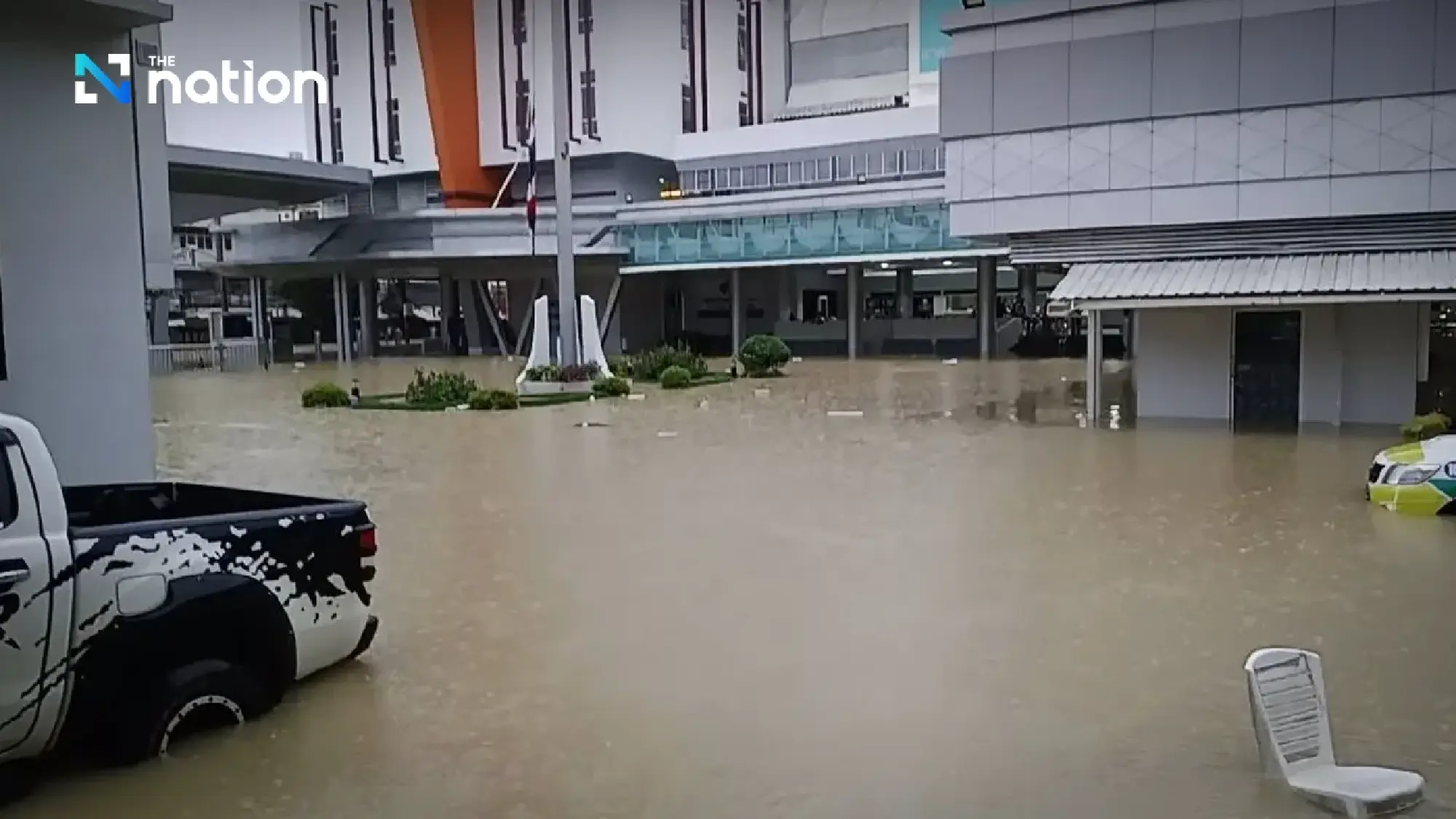 Hat Yai Hospital flooded as medical staff vow to care for patients