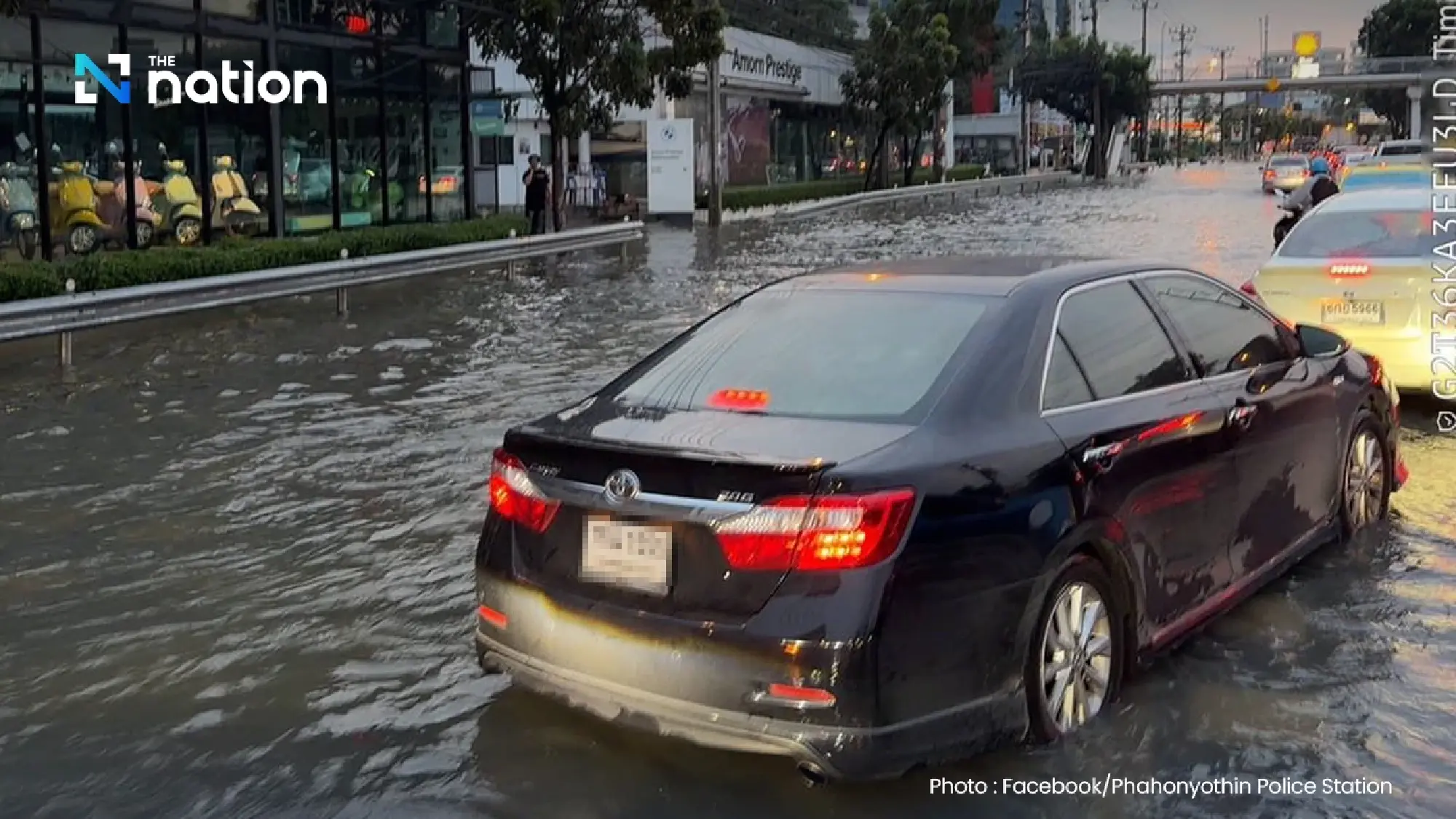 Ratchadaphisek Road closed from Ratchayothin to Ratchada-Ladprao due to severe flooding