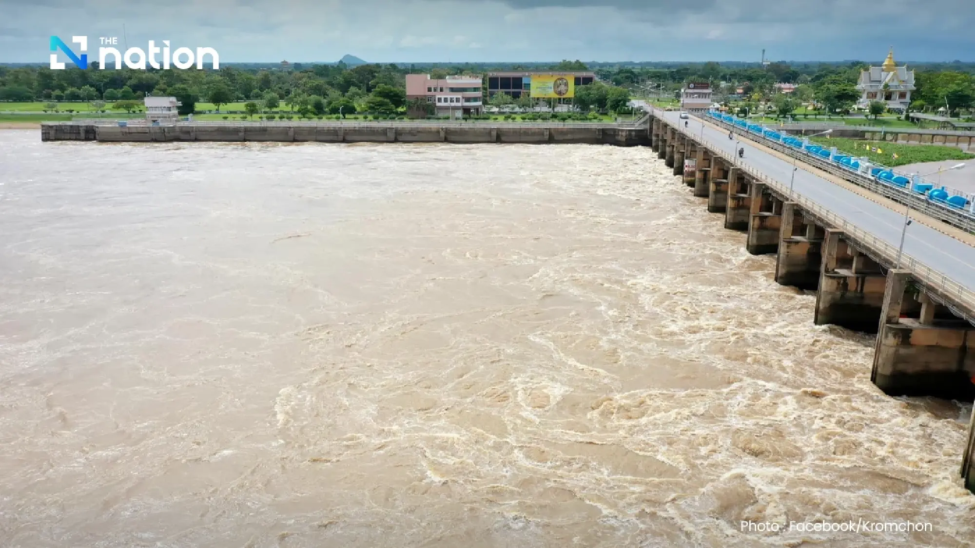 Chai Nat battered as Chao Phraya embankment collapses; over 400 homes flooded