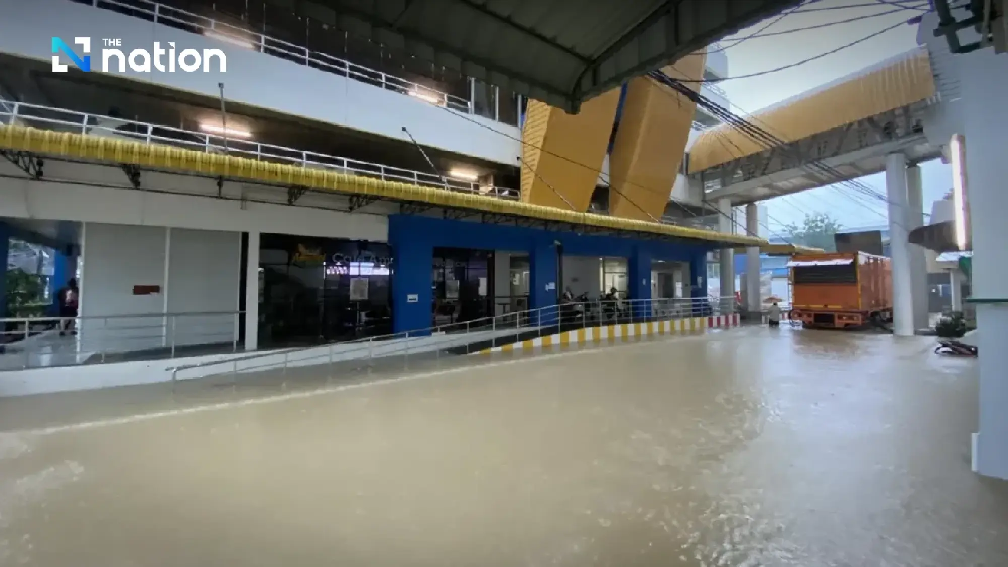 Hat Yai Hospital flooded as medical staff vow to care for patients