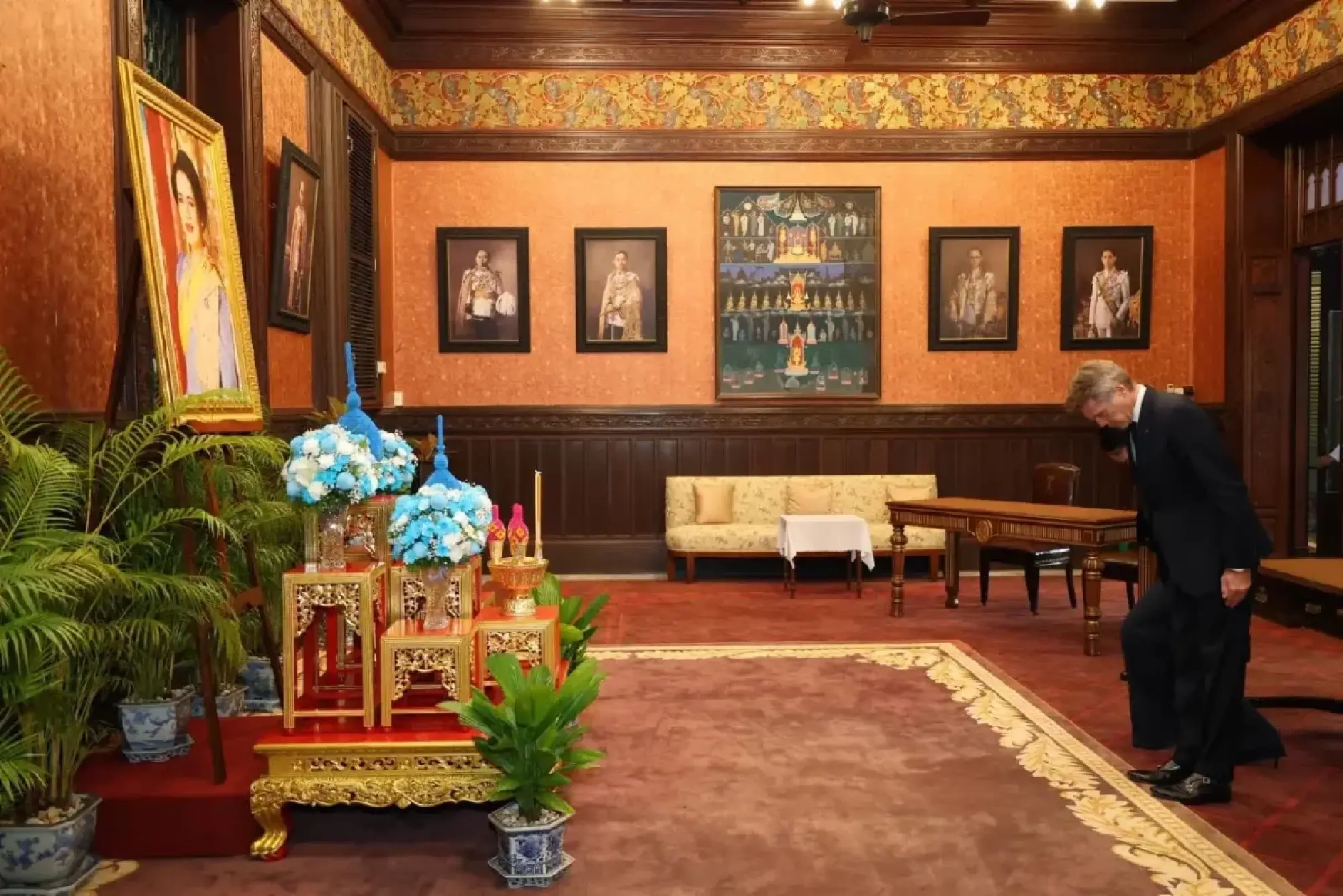 Prince of Venice pays tribute to Her Majesty Queen Sirikit at Dusit Palace