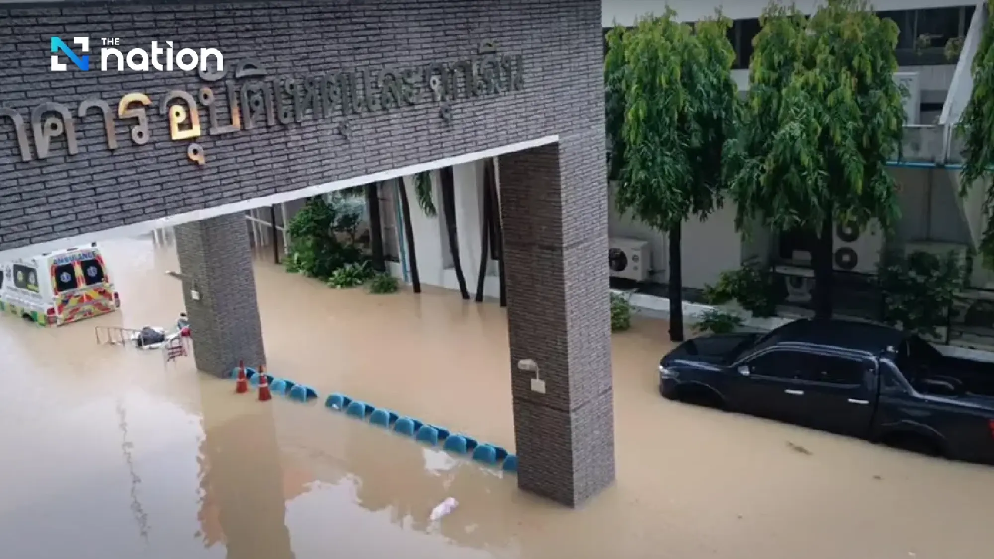 Hat Yai Hospital flooded as medical staff vow to care for patients