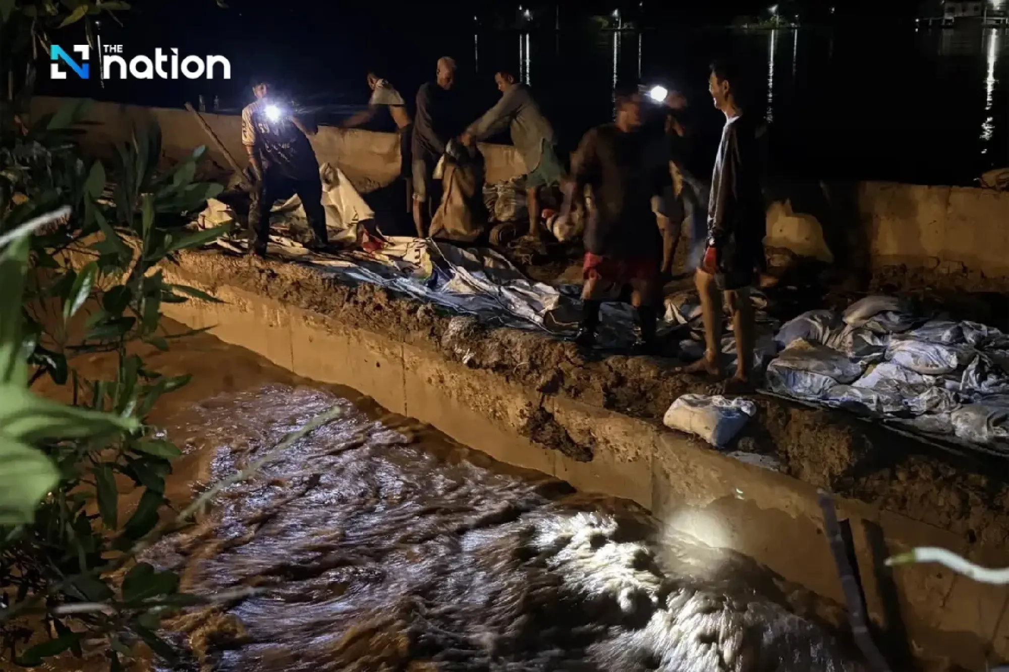 Sing Buri declares crisis as water bursts under embankment, three communities evacuated