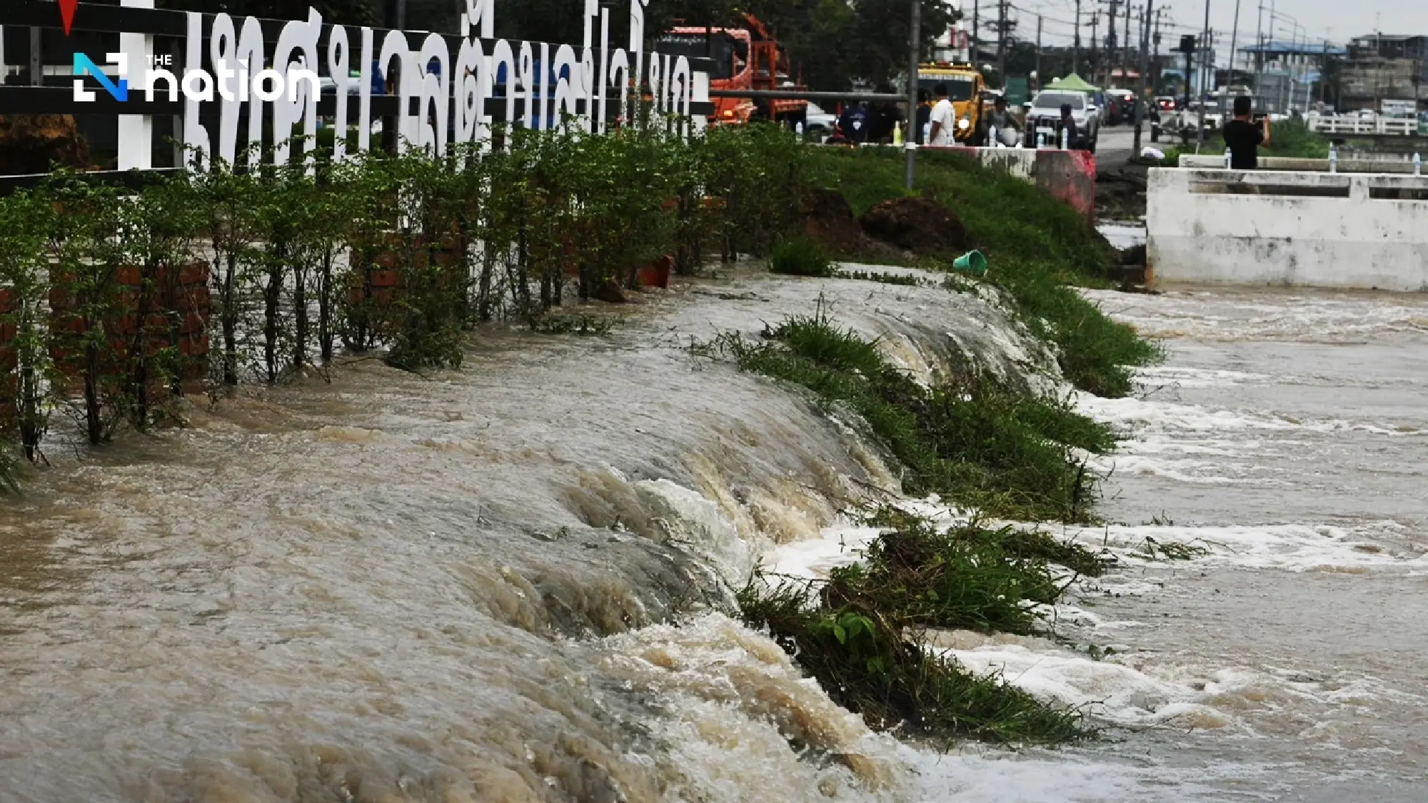 Flooding in Ang Thong: Authorities work to protect against rising waters, hospitals on high alert