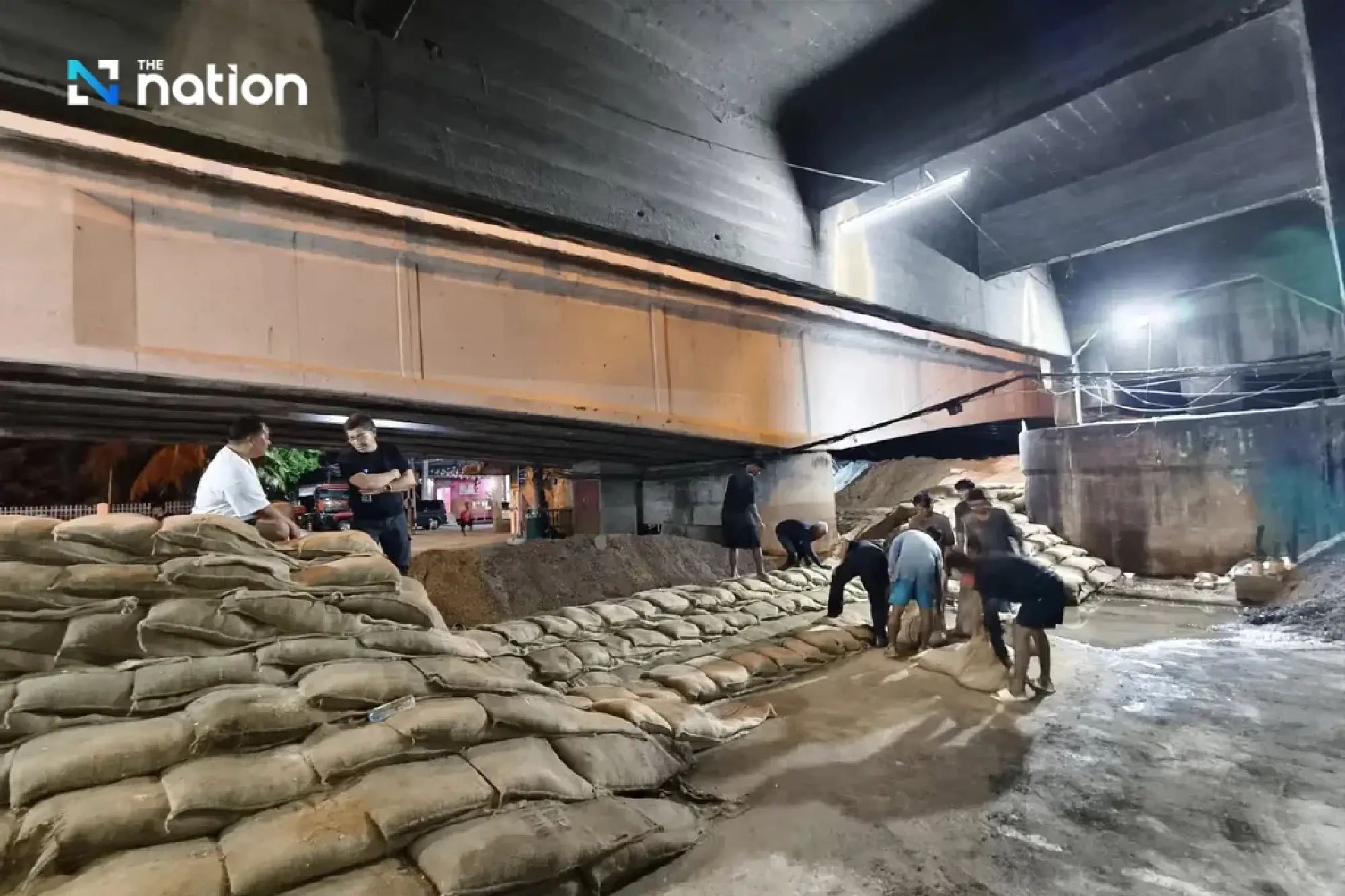 Sing Buri declares crisis as water bursts under embankment, three communities evacuated