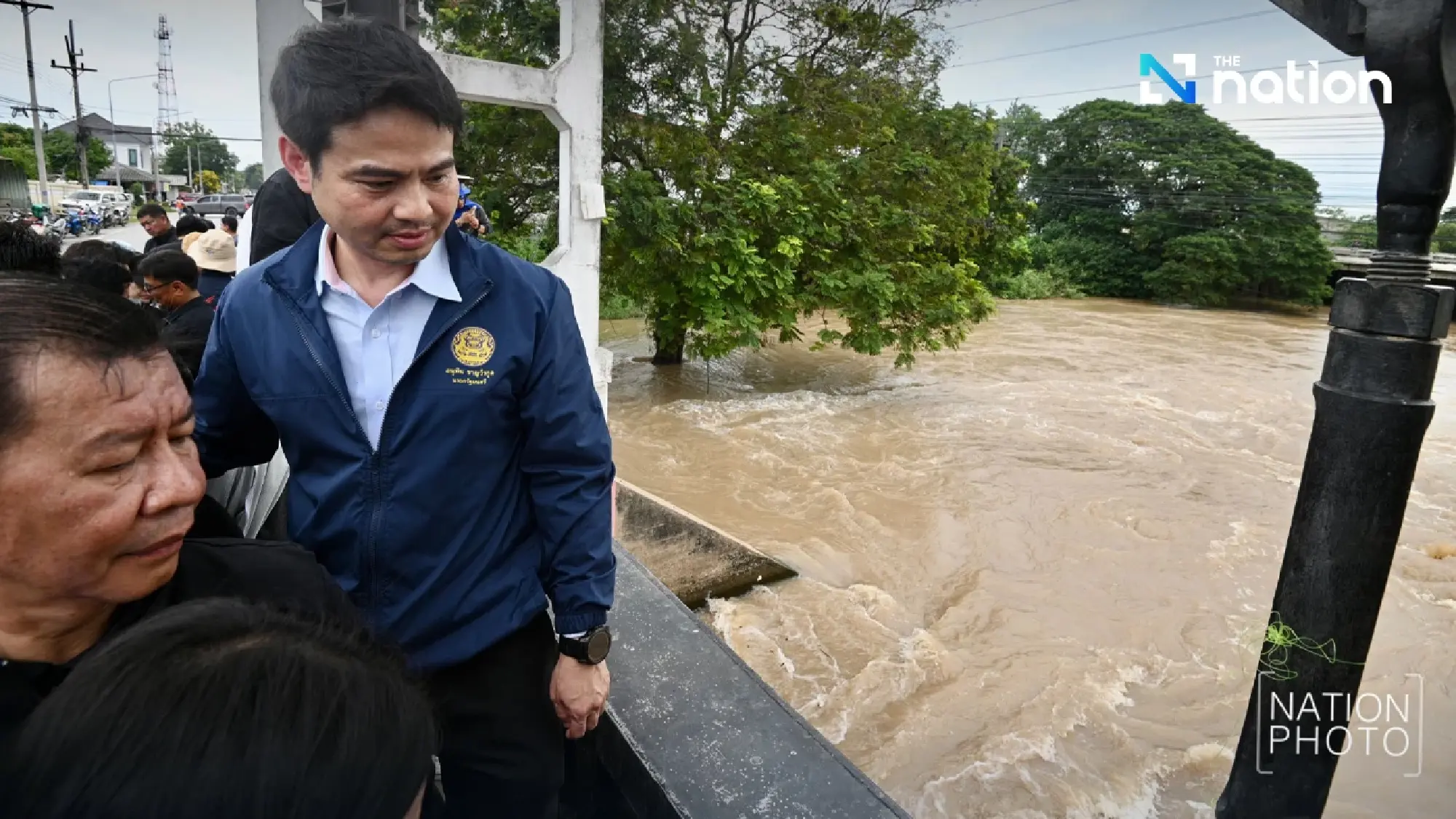 Ayutthaya residents block Ayutthaya-Sena Road, demand opening of floodgates