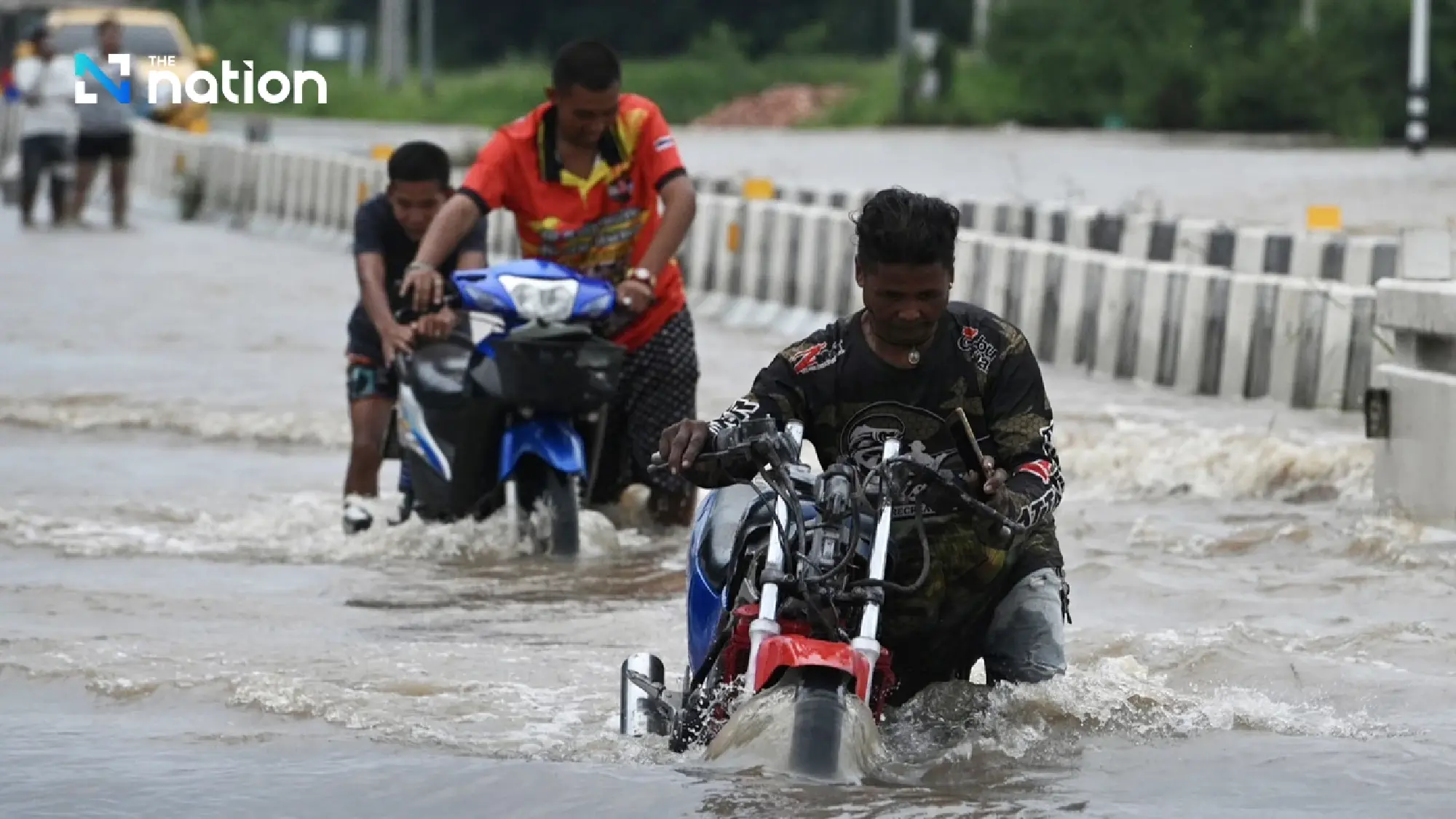 Flooding in Ang Thong: Authorities work to protect against rising waters, hospitals on high alert