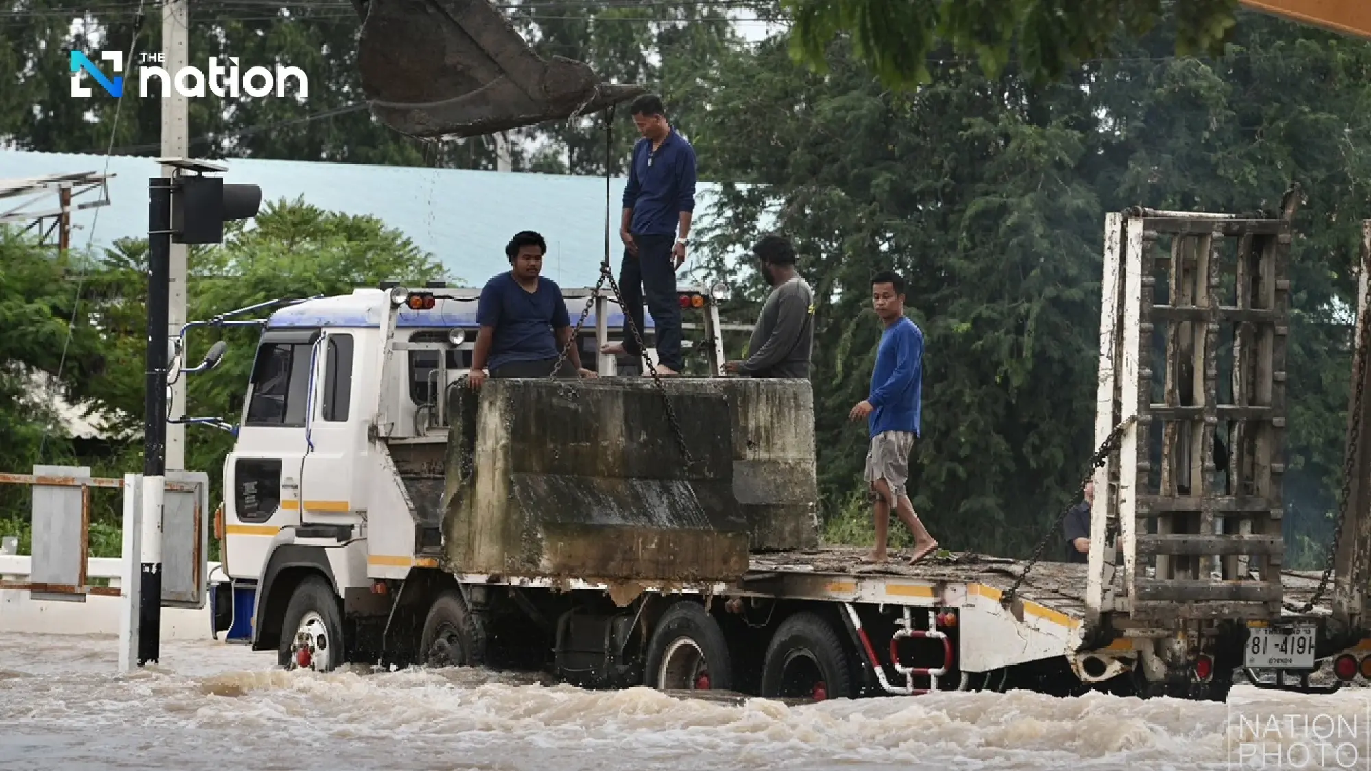Flooding in Ang Thong: Authorities work to protect against rising waters, hospitals on high alert