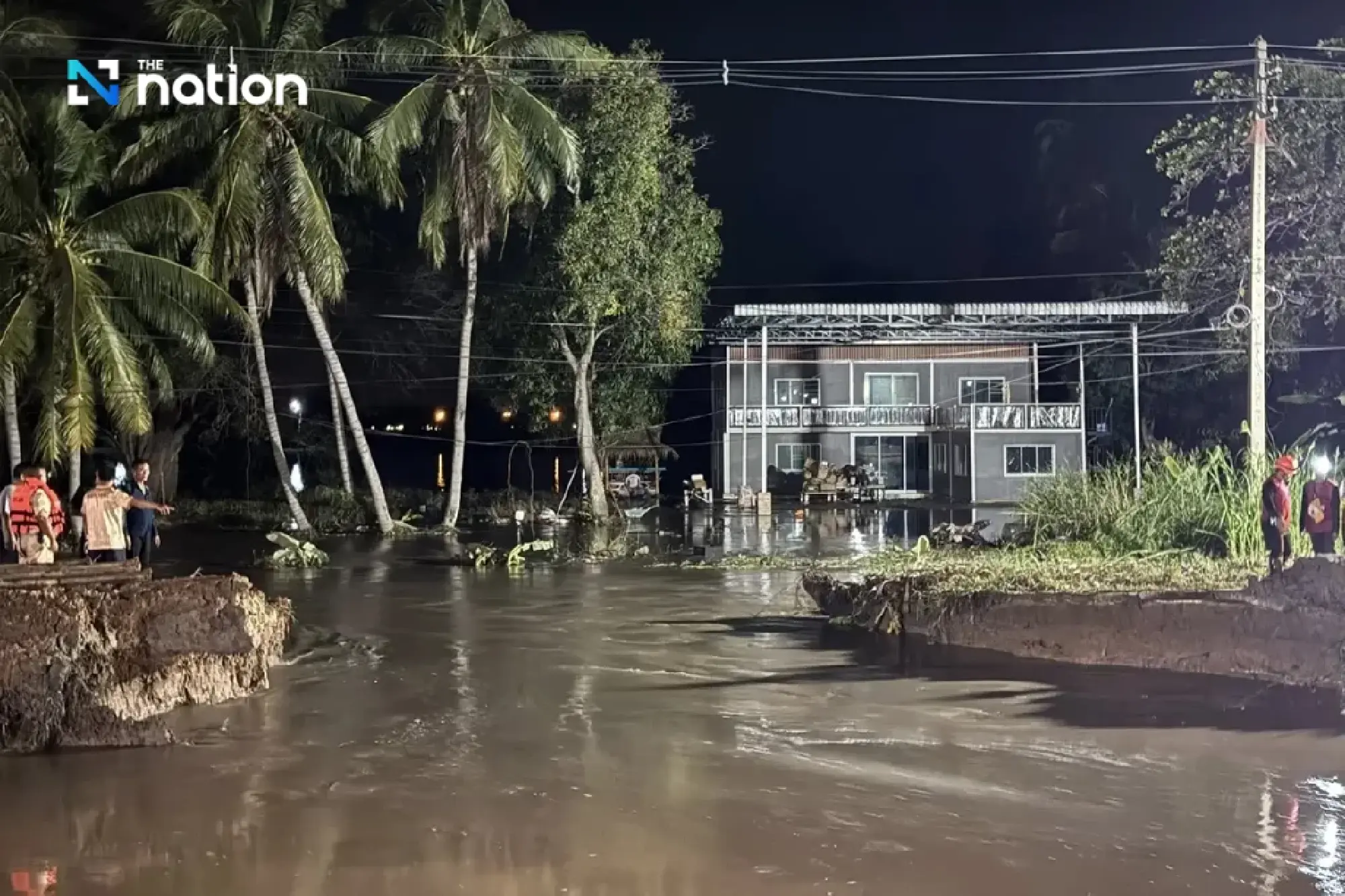 Sing Buri flood barrier collapses: Ton Pho sub-district inundated as officials battle 8-hour emergency