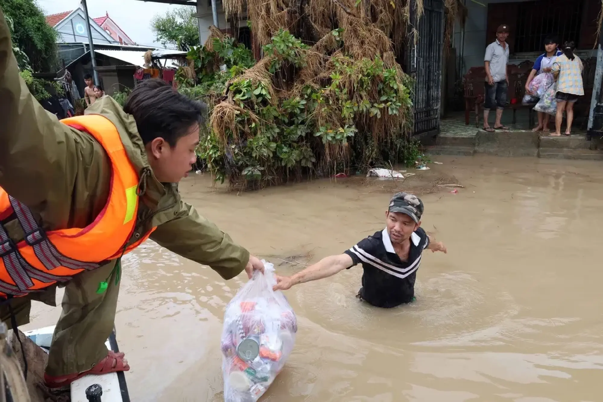 Vietnam floods leave 102 dead or missing, hundreds of thousands of homes inundated