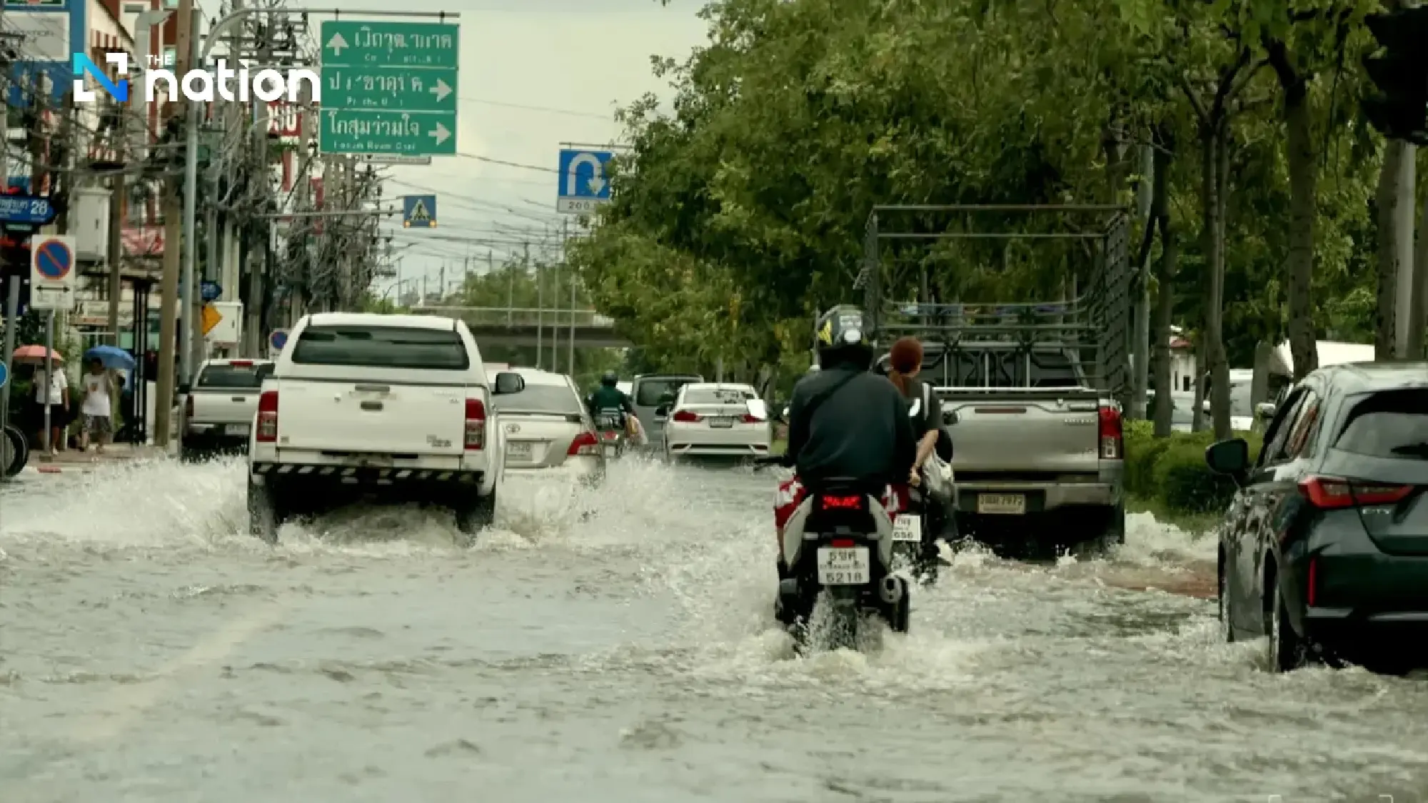 Main road in Don Mueang still flooded as connected canal remains swollen Monday afternoon