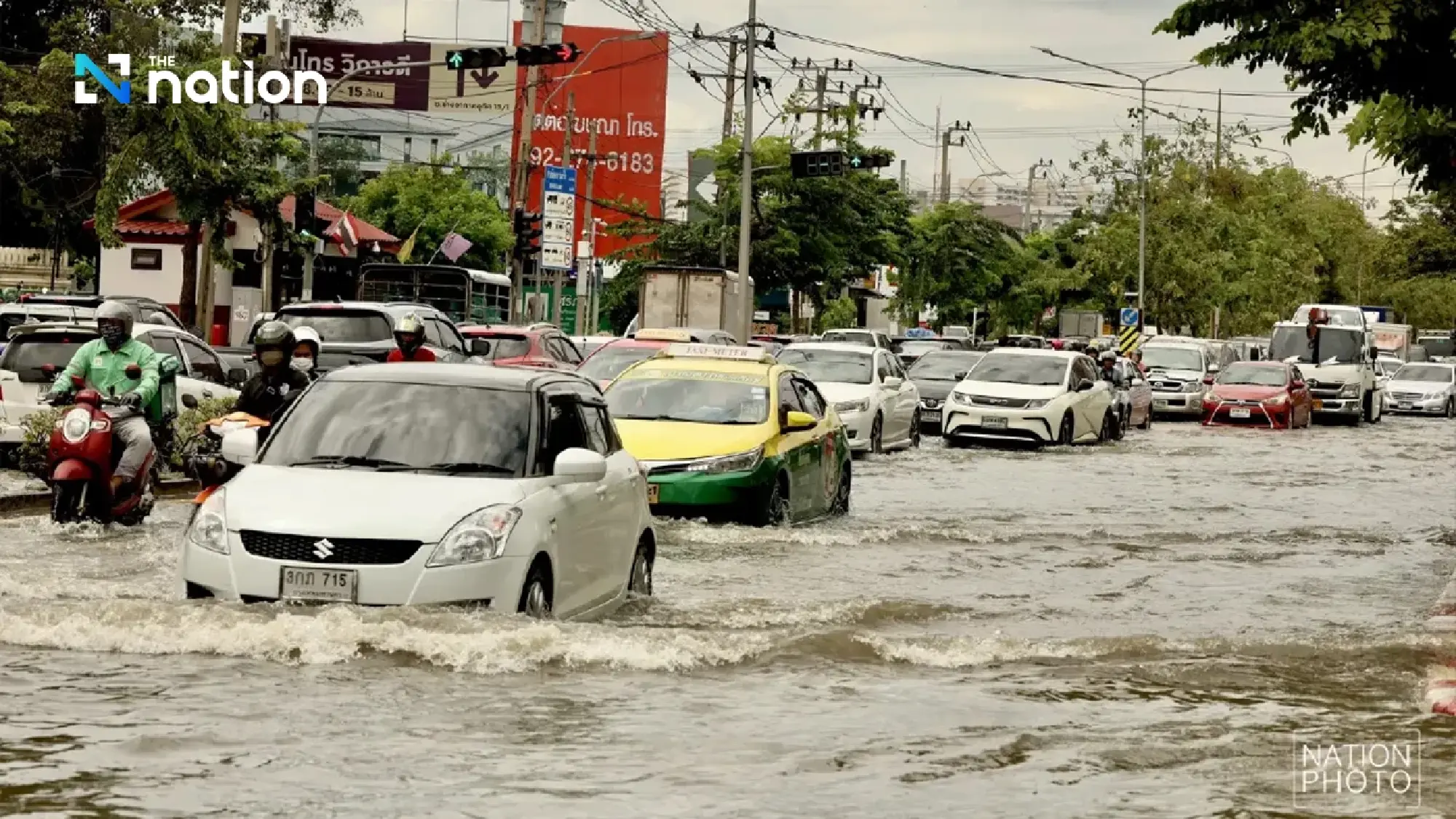 Main road in Don Mueang still flooded as connected canal remains swollen Monday afternoon