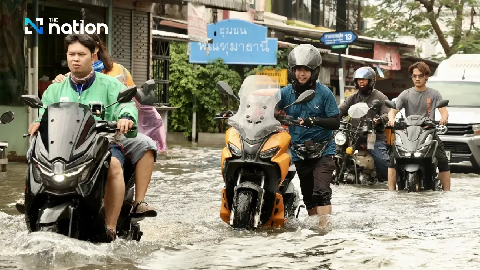 Main road in Don Mueang still flooded as connected canal remains swollen Monday afternoon