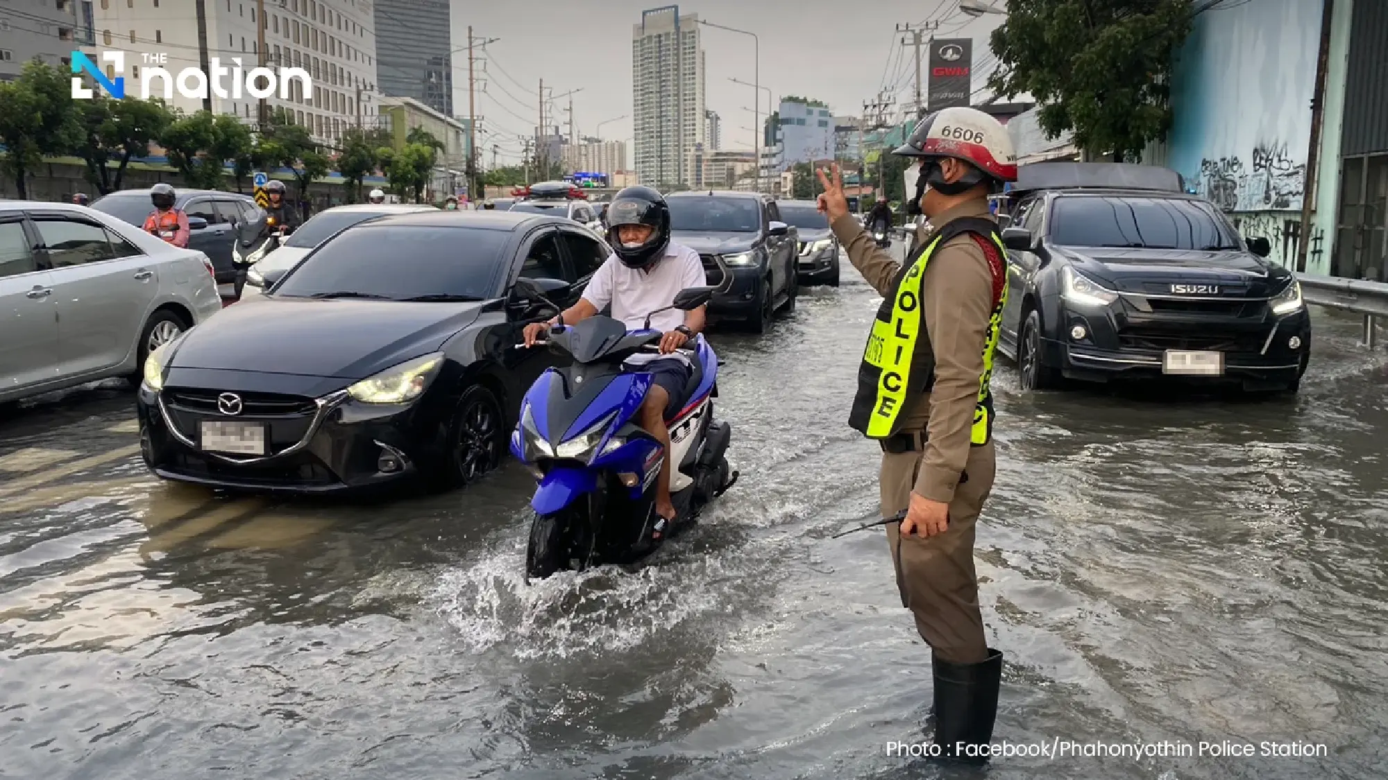 Ratchadaphisek Road closed from Ratchayothin to Ratchada-Ladprao due to severe flooding