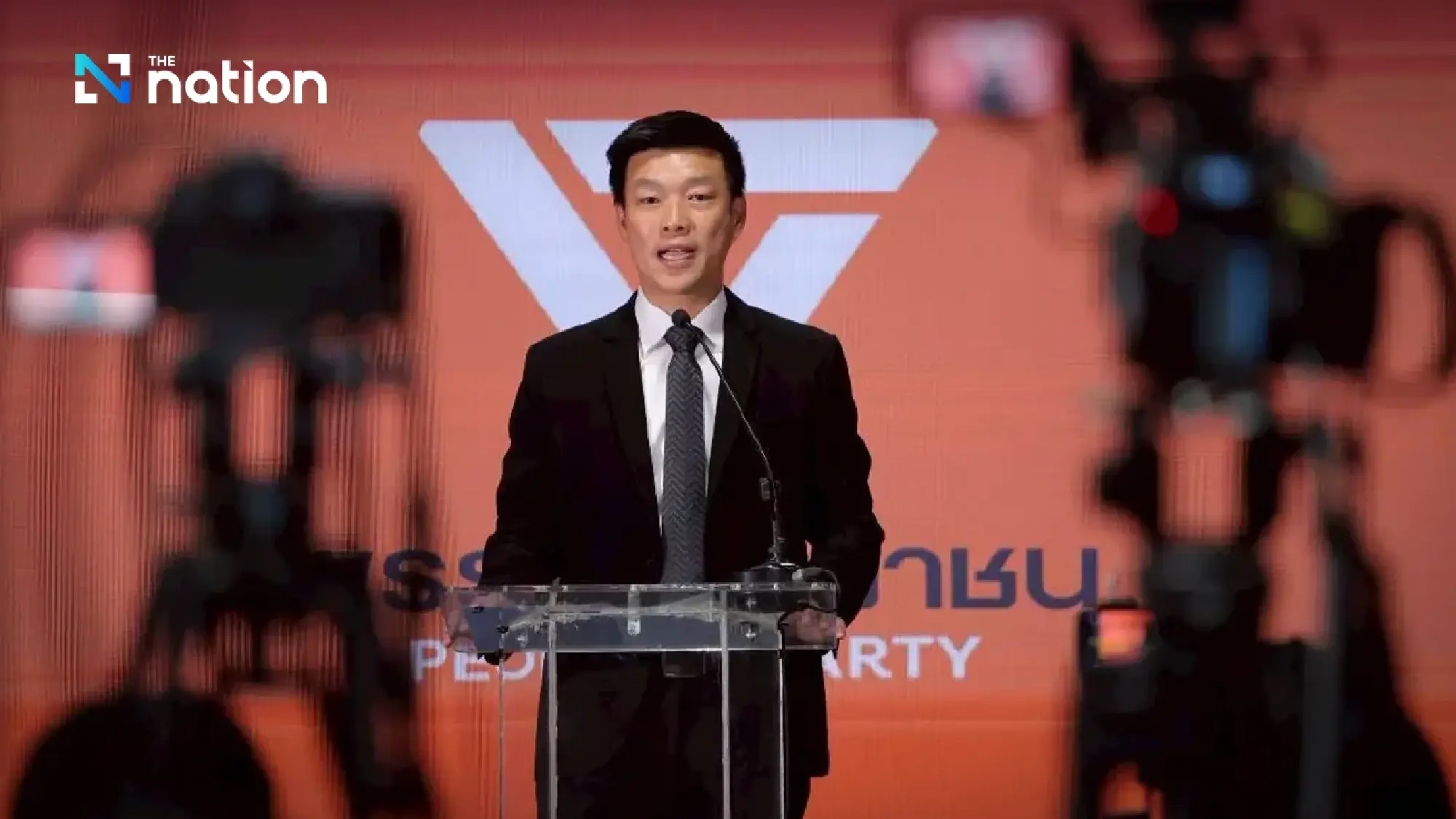 Natthaphong accuses PM of exploiting nationalism while avoiding crackdown on grey capital