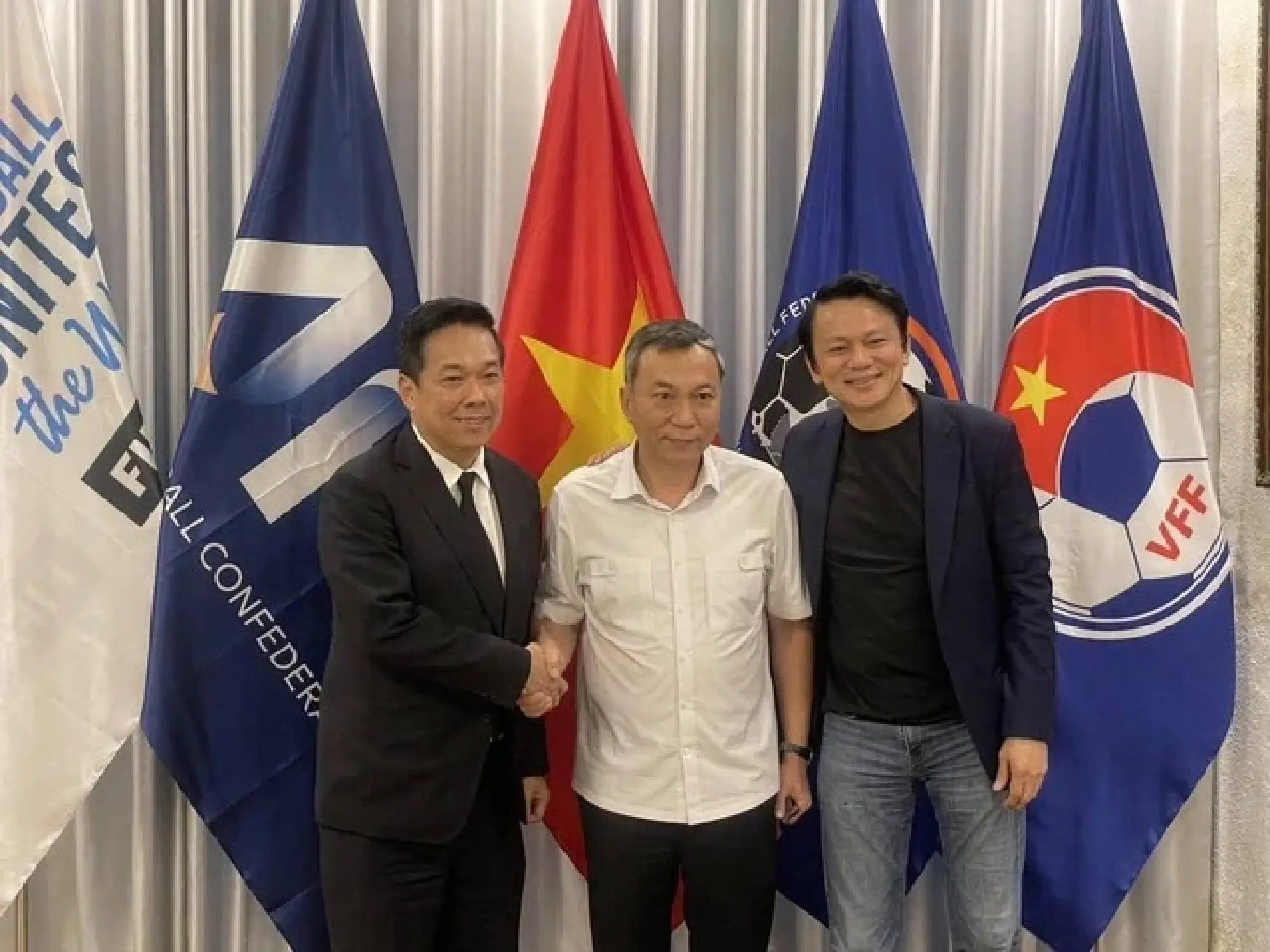 Thai football chief apologises to Vietnam over flag error