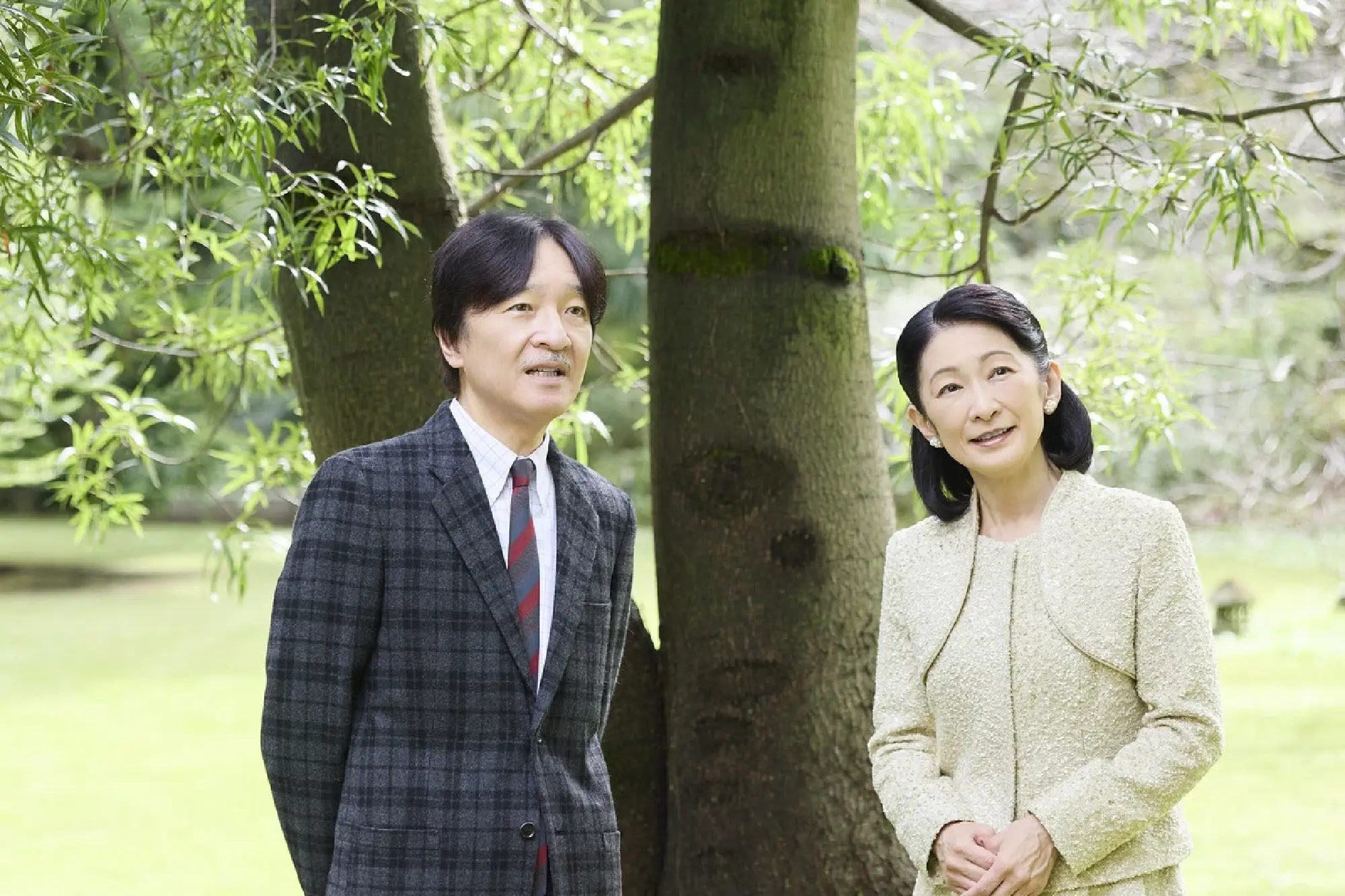 Crown Prince Akishino and Crown Princess Kiko stroll through the garden of their residence in Minato Ward, Tokyo on Nov. 1. (Courtesy of the Imperial Household Agency)