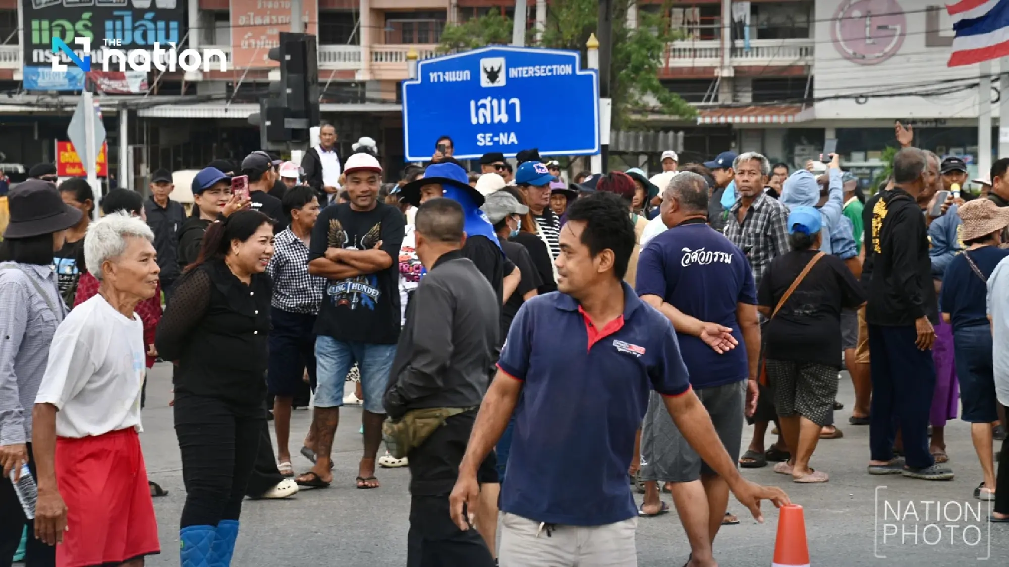 Ayutthaya residents block Ayutthaya-Sena Road, demand opening of floodgates