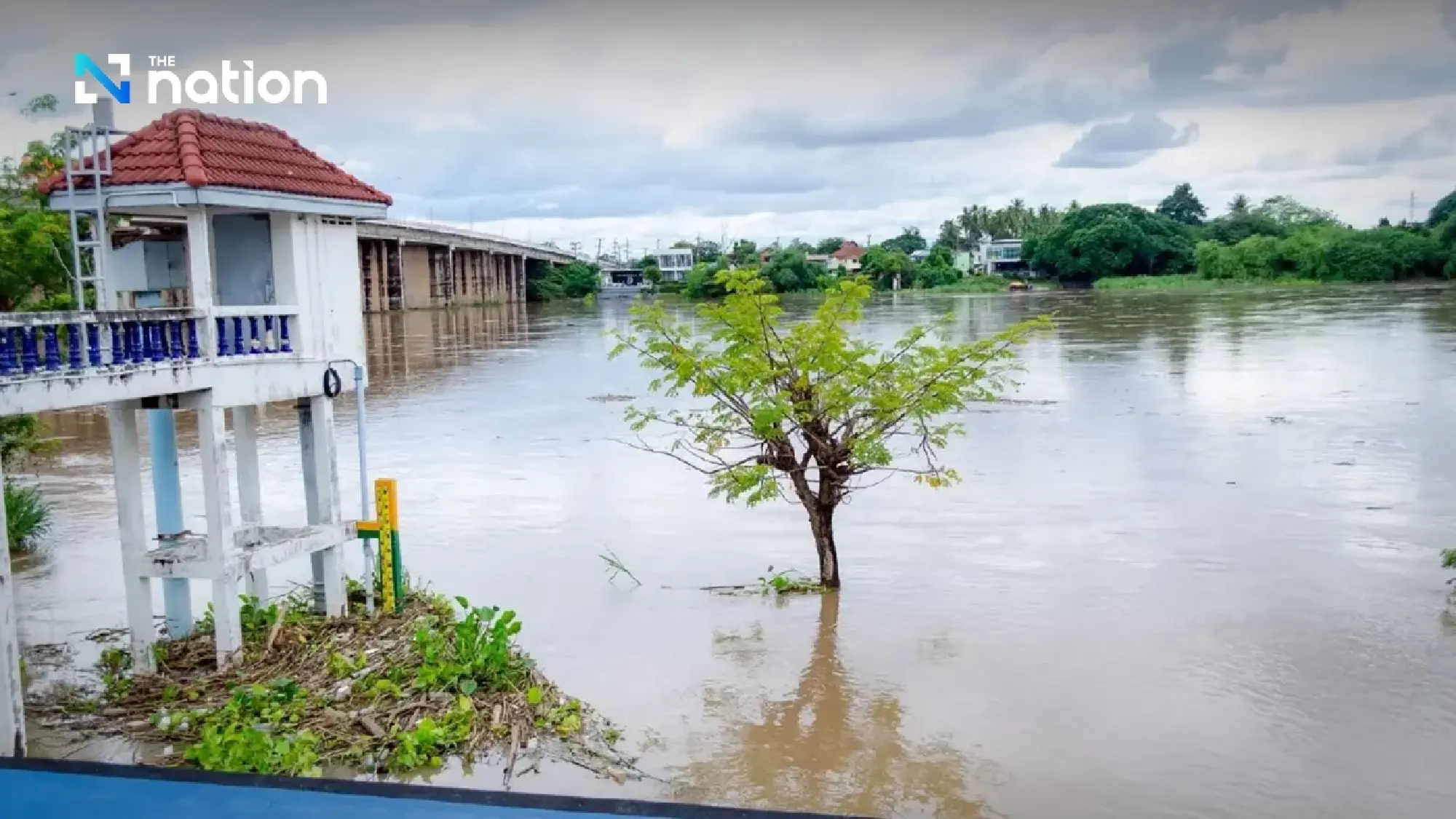 Thailand Flood Crisis: Northern Runoff Slows, But 13 Provinces Remain Submerged