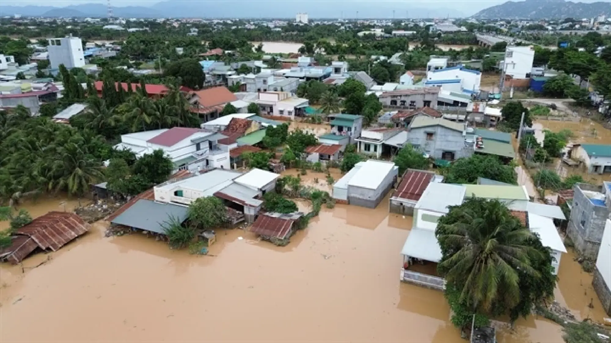 Vietnam floods leave 102 dead or missing, hundreds of thousands of homes inundated
