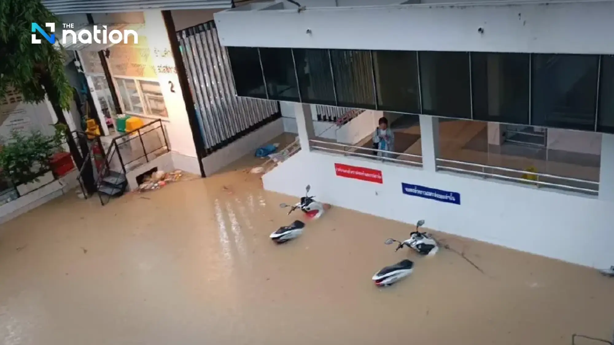 Hat Yai Hospital flooded as medical staff vow to care for patients
