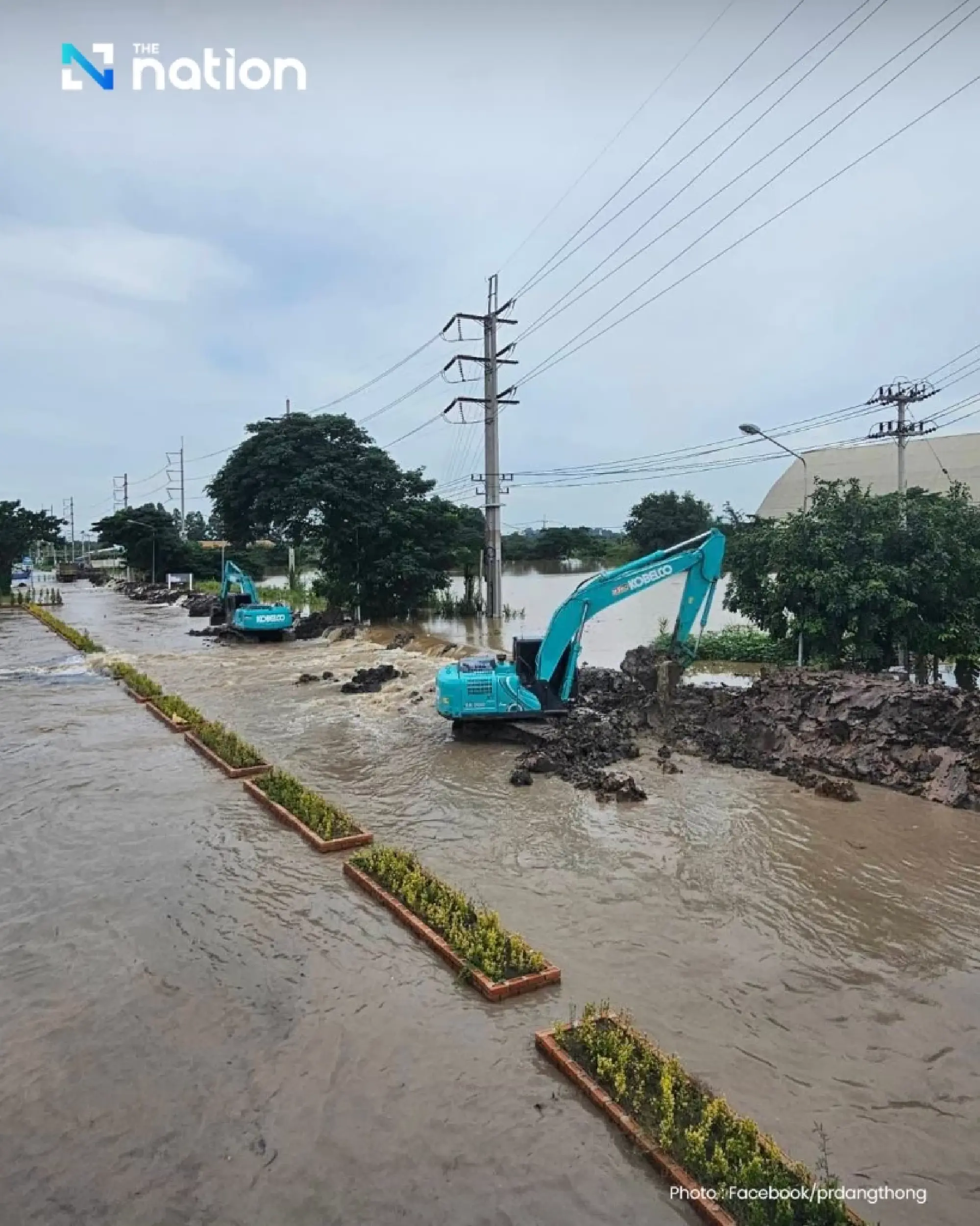 Emergency evacuation as Chao Phraya River floods Pa Mok District, Ang Thong