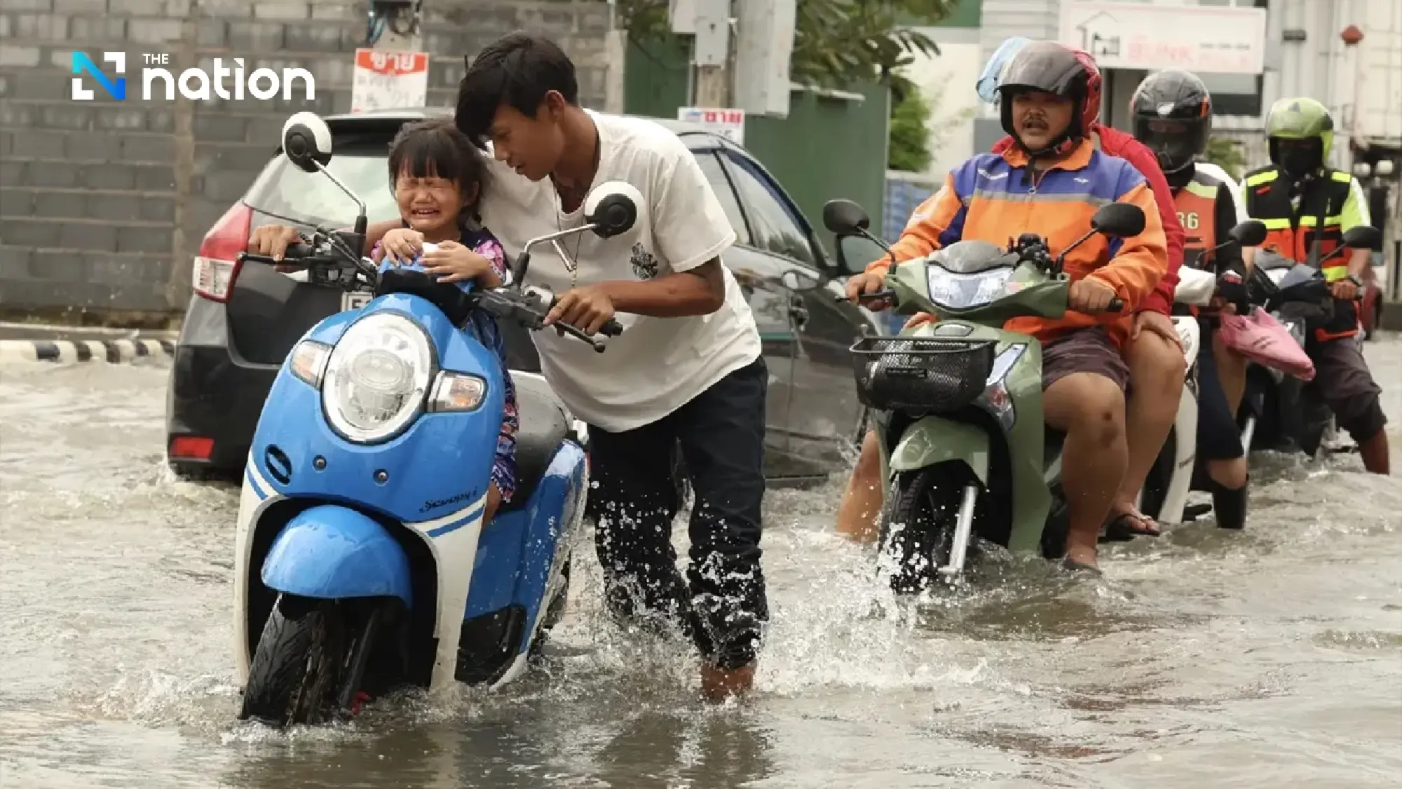 Main road in Don Mueang still flooded as connected canal remains swollen Monday afternoon