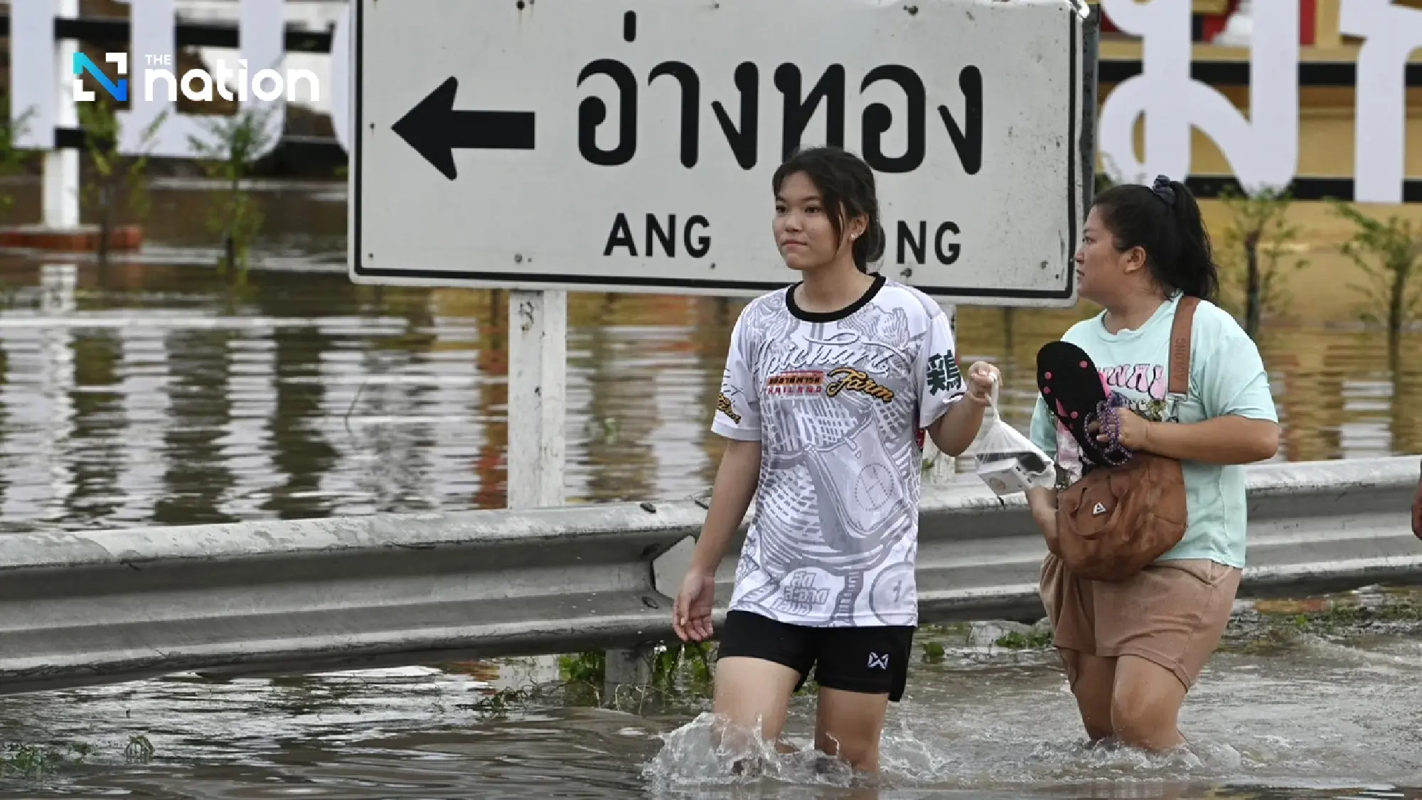 Flooding in Ang Thong: Authorities work to protect against rising waters, hospitals on high alert