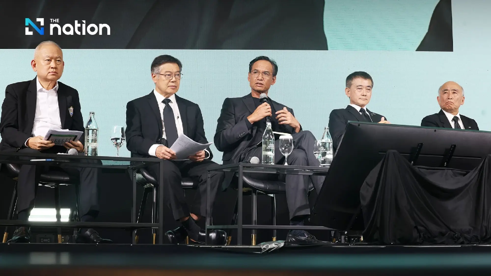 Photo from left to right: Chanintr Chalisarapong, Thai Chamber of Commerce; Dr Supavud Saichuea, National Economic and Social Development Council (NESDC); Korn Chatikavanij, Former Finance Minister; Koichiro Yui, SMBC; and Mitsuhiro Furusawa, SMBC.