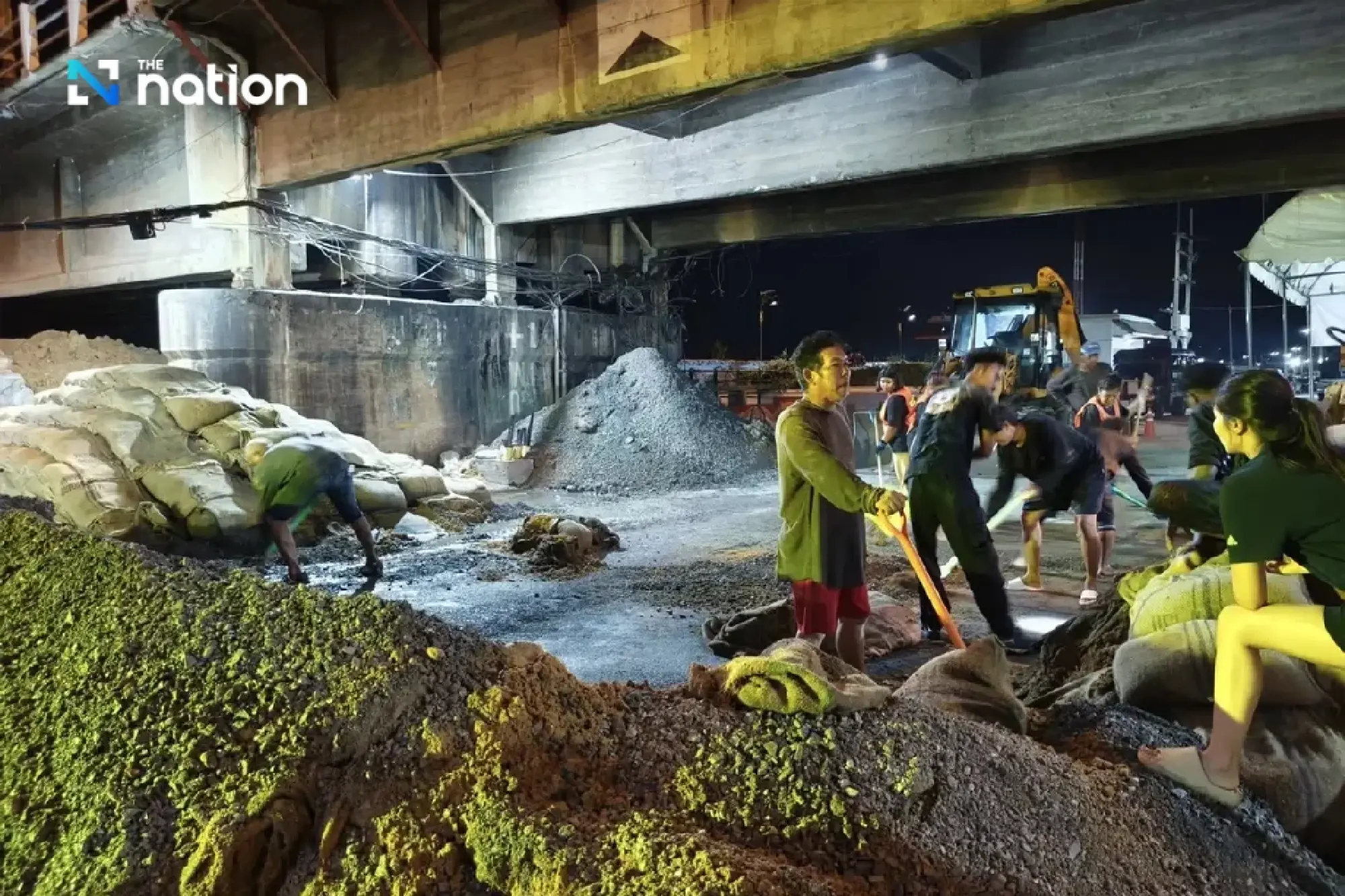 Sing Buri declares crisis as water bursts under embankment, three communities evacuated