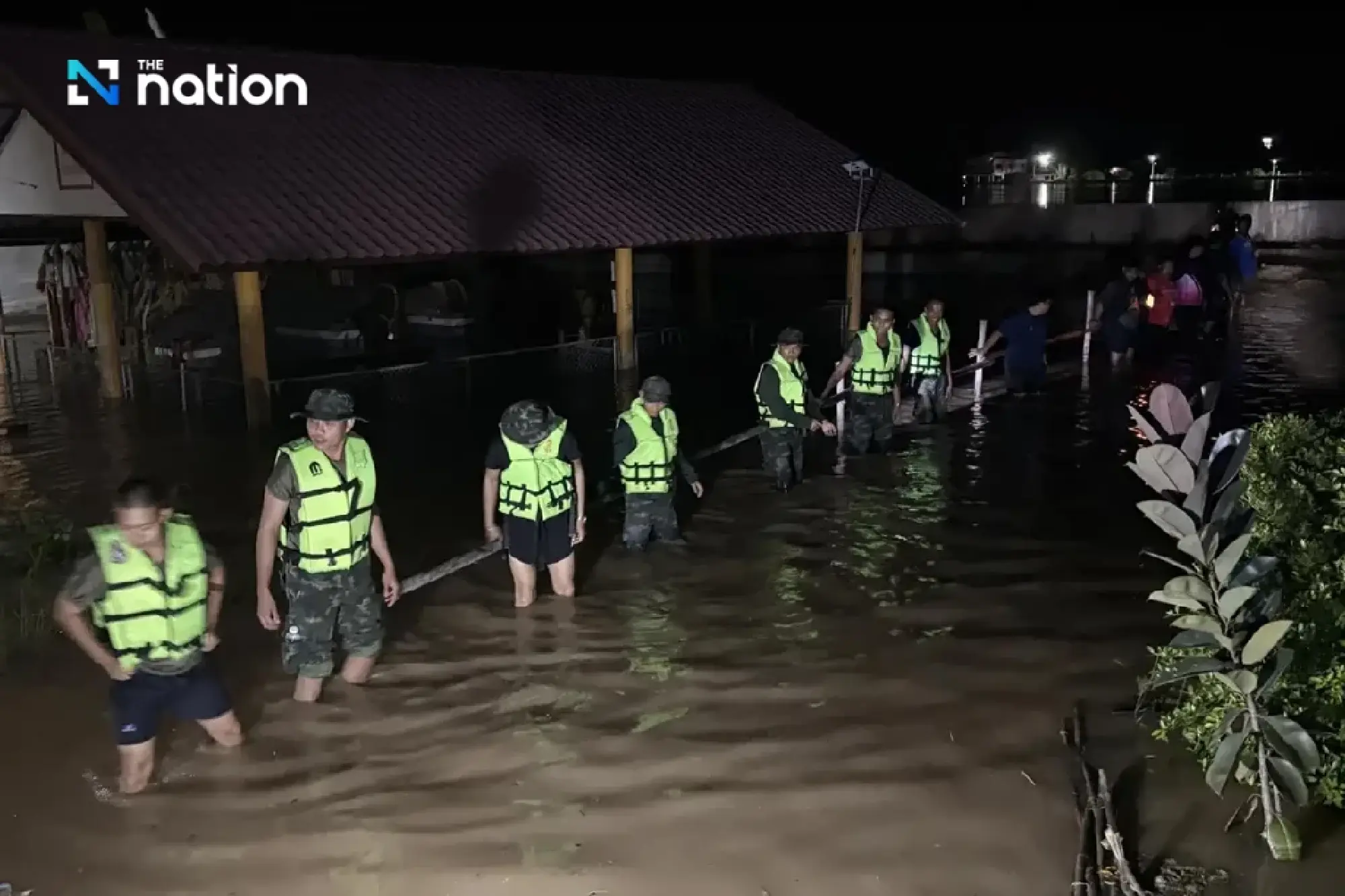 Sing Buri declares crisis as water bursts under embankment, three communities evacuated