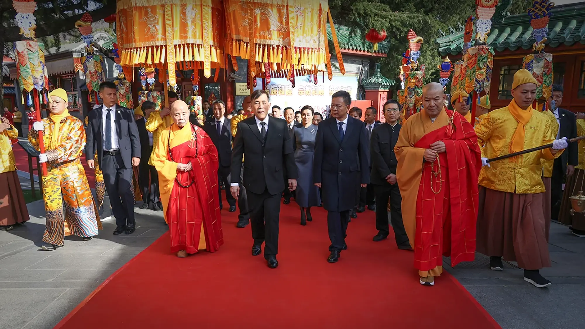 His Majesty the King and Her Majesty the Queen's Visit to Tiananmen Square and Lingguang Temple