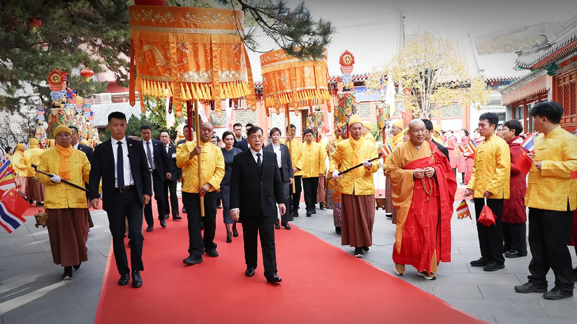 His Majesty the King and Her Majesty the Queen's Visit to Tiananmen Square and Lingguang Temple