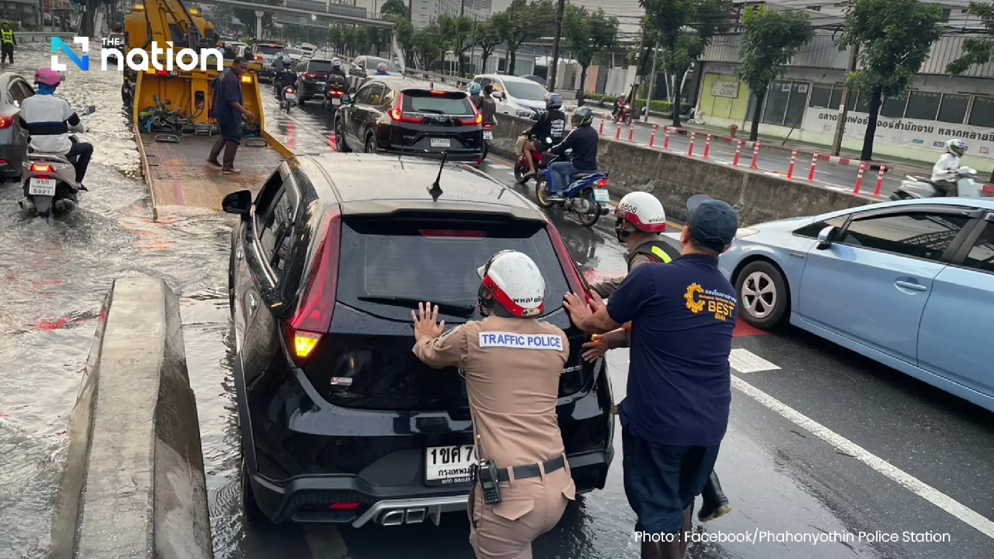 Ratchadaphisek Road closed from Ratchayothin to Ratchada-Ladprao due to severe flooding