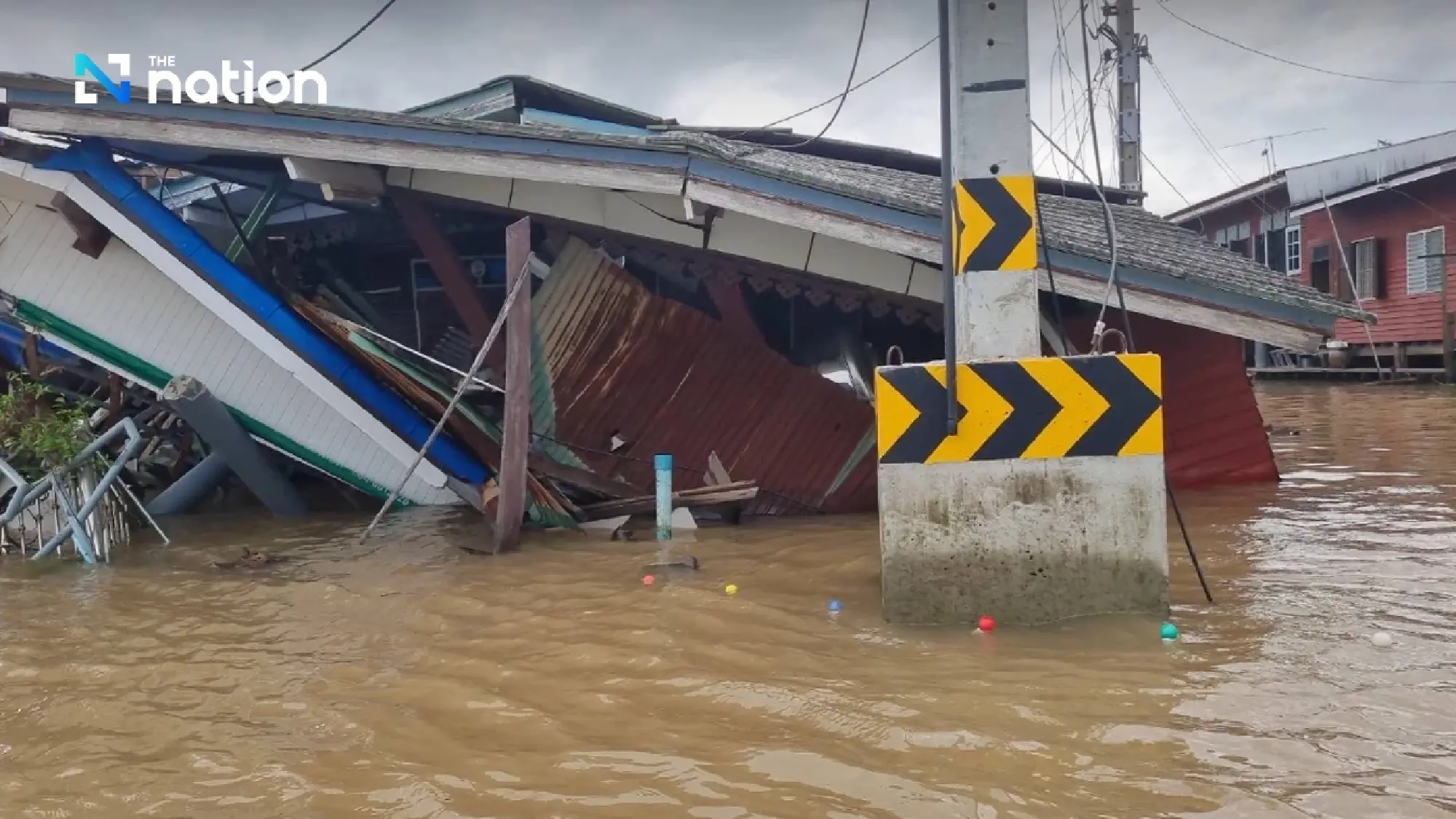 Cargo tugboat crashes into riverside homes on Chao Phraya