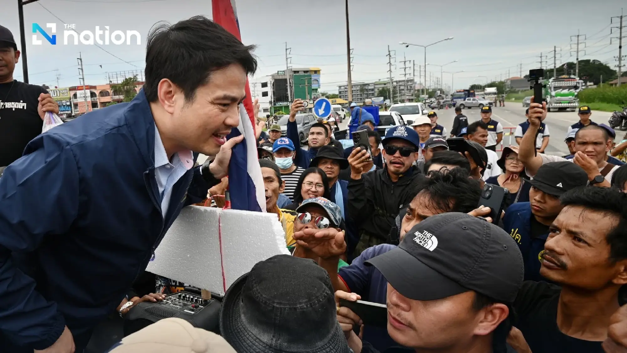Ayutthaya residents block Ayutthaya-Sena Road, demand opening of floodgates