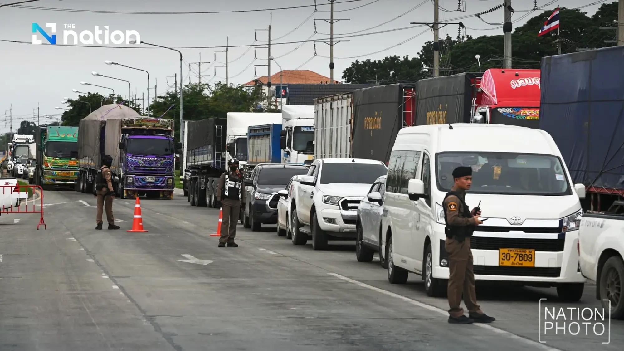 Ayutthaya residents block Ayutthaya-Sena Road, demand opening of floodgates