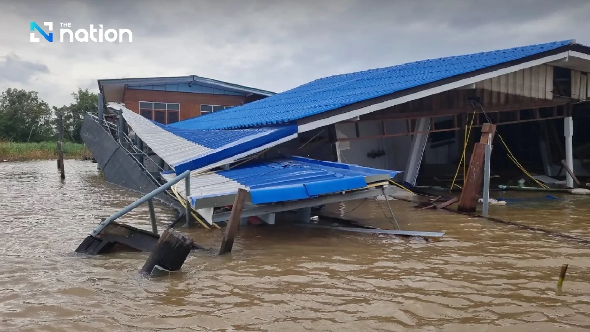 Cargo tugboat crashes into riverside homes on Chao Phraya