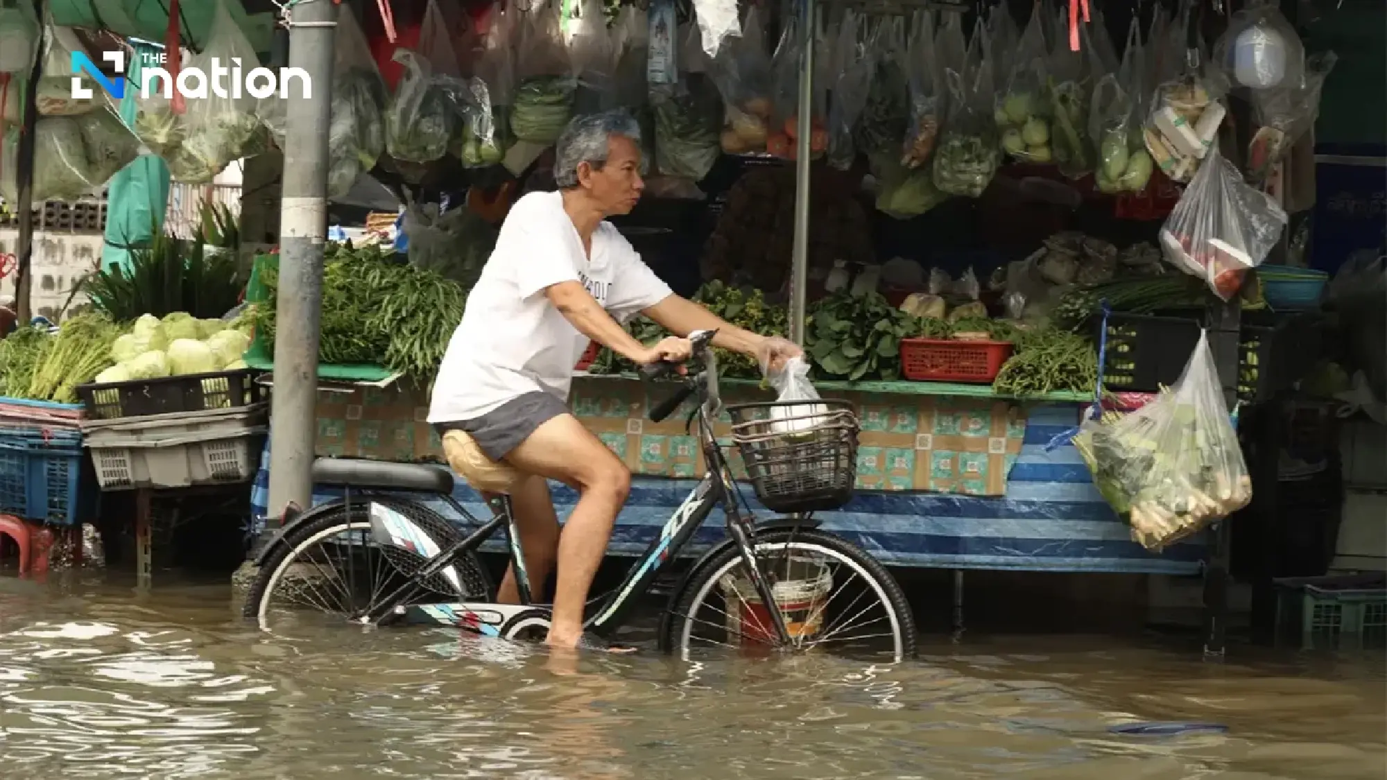 Main road in Don Mueang still flooded as connected canal remains swollen Monday afternoon