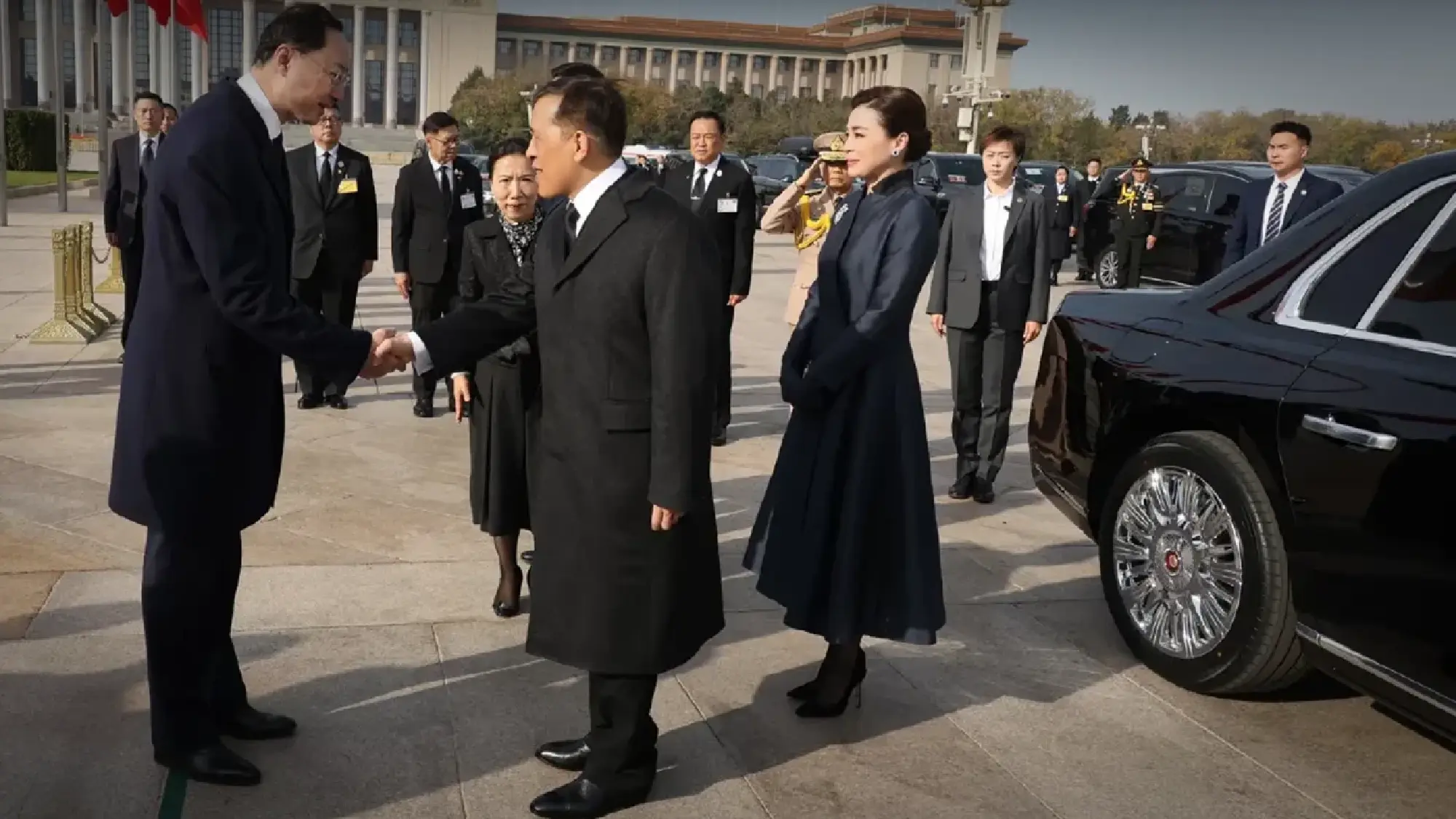 His Majesty the King and Her Majesty the Queen's Visit to Tiananmen Square and Lingguang Temple