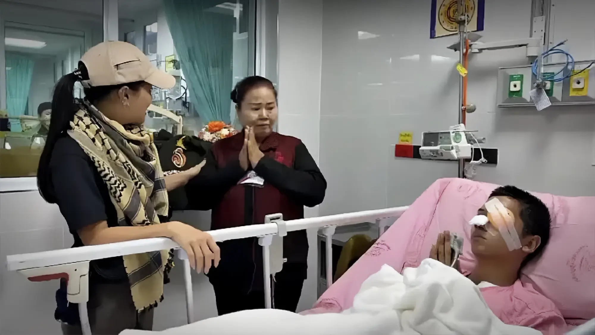 HRH Princess Sirivannavari Nariratana Rajakanya visits injured soldiers in Ubon Ratchathani