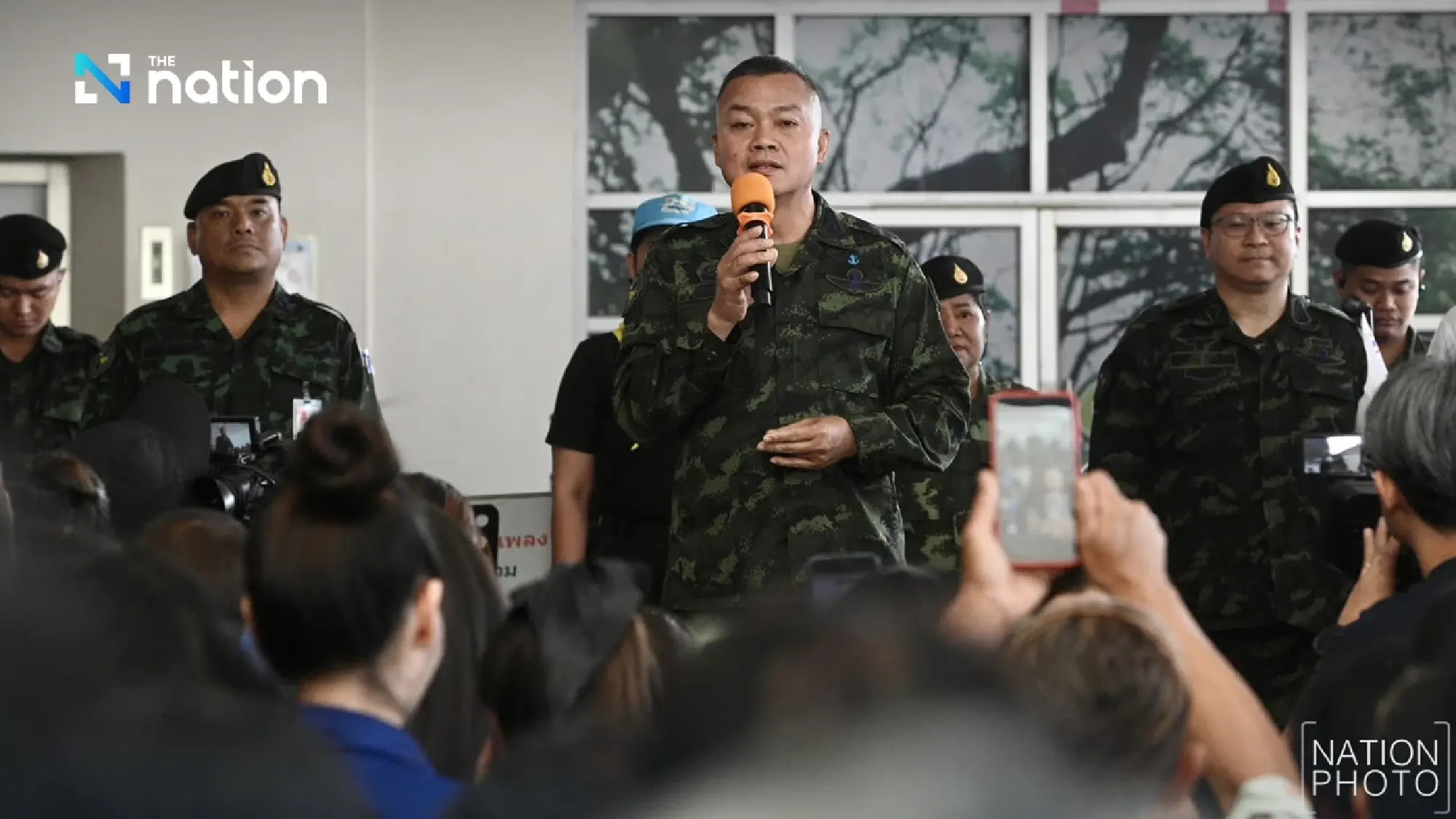 Former Second Army chief visits Surin evacuees, calls border clashes a “battle to reclaim Thai soil”
