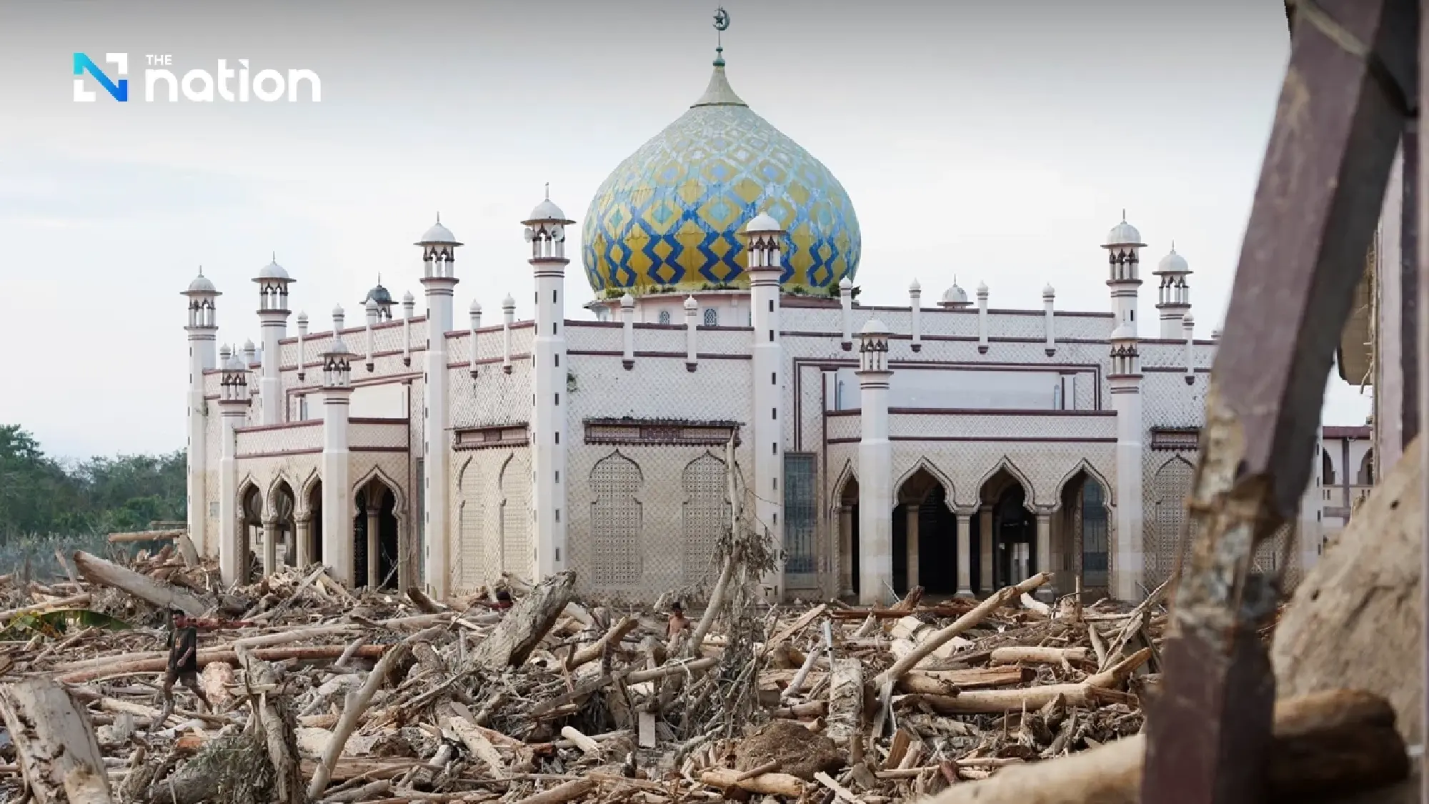 Indonesia cyclone floods leave 908 dead as calls grow for national disaster status