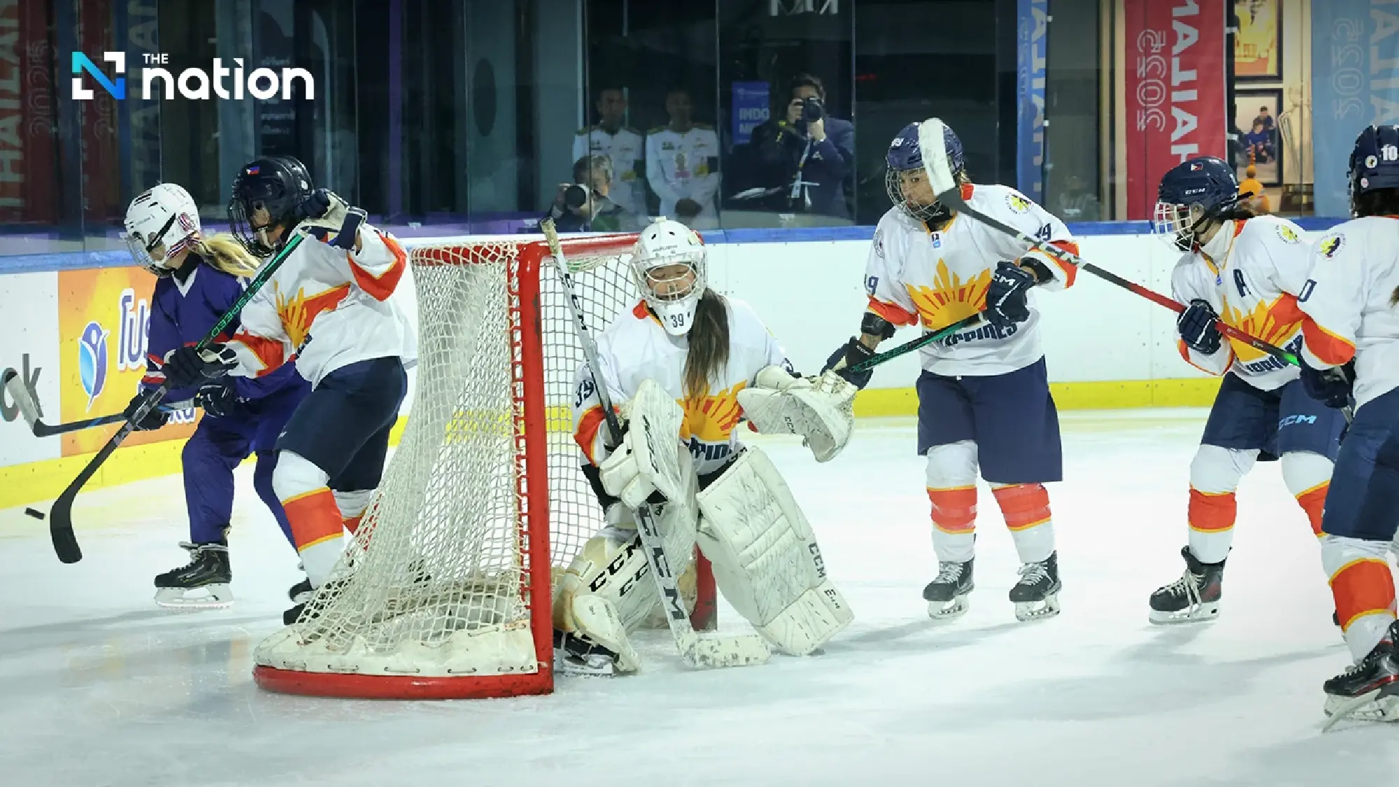 Queen presents ice hockey medals as Thai women’s team wins SEA Games gold