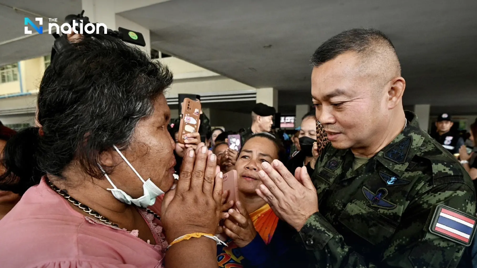 Former Second Army chief visits Surin evacuees, calls border clashes a “battle to reclaim Thai soil”