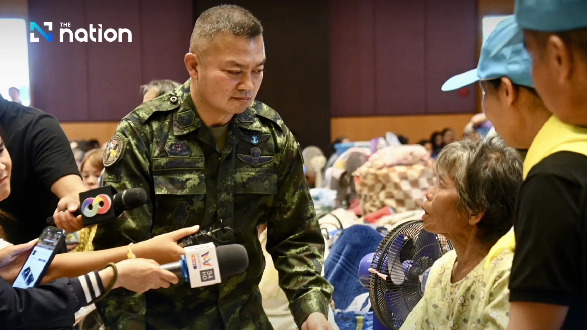 Former Second Army chief visits Surin evacuees, calls border clashes a “battle to reclaim Thai soil”