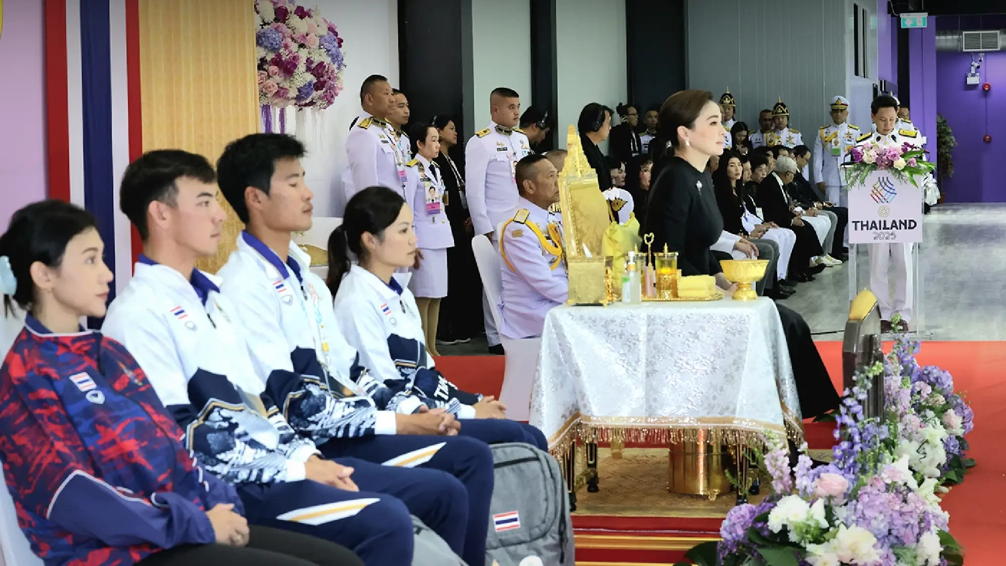 Queen presents ice hockey medals as Thai women’s team wins SEA Games gold